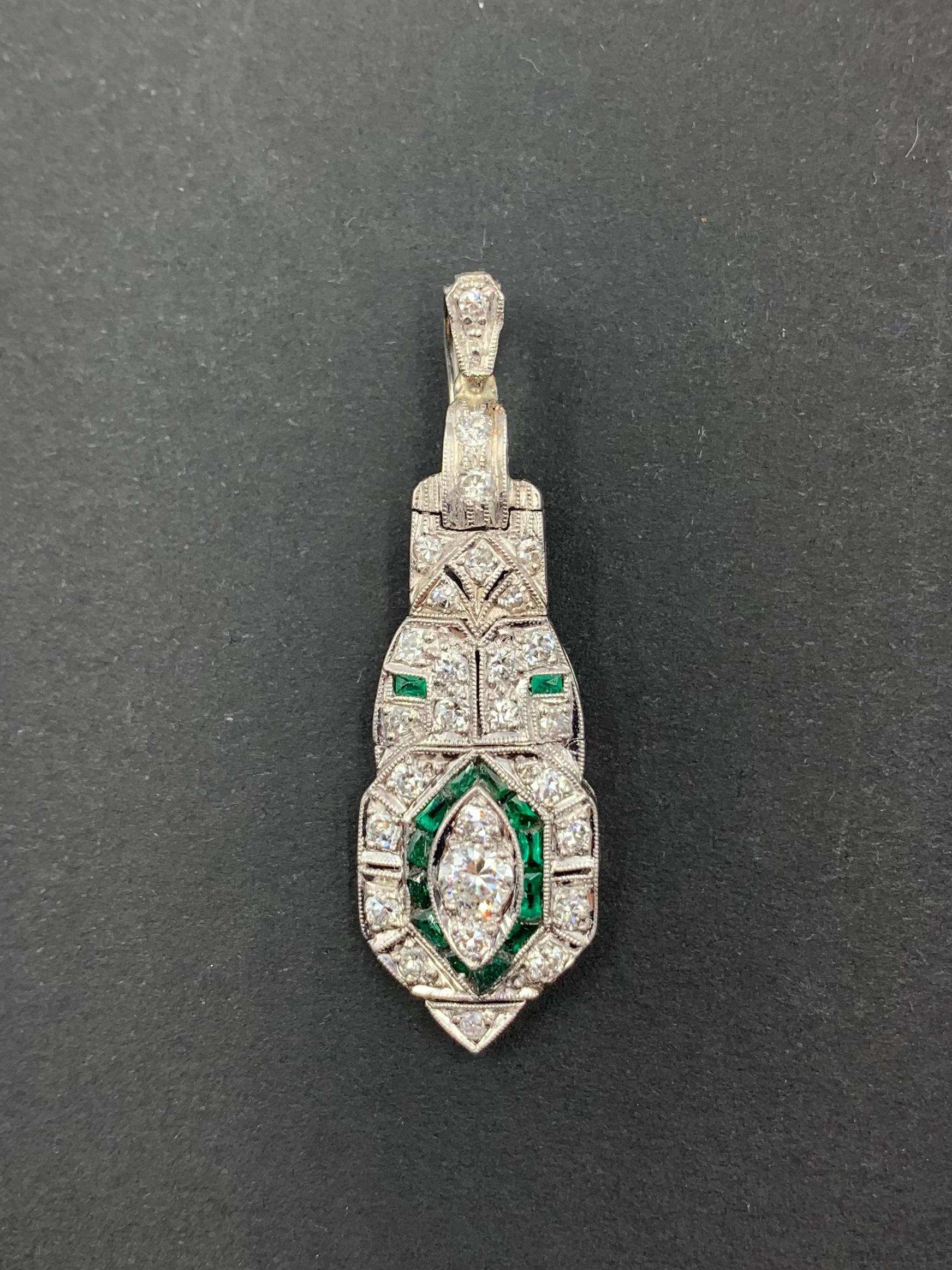 Pendentif Art déco en platine articulé en forme d'œil d'émeraude avec diamants en vente 1