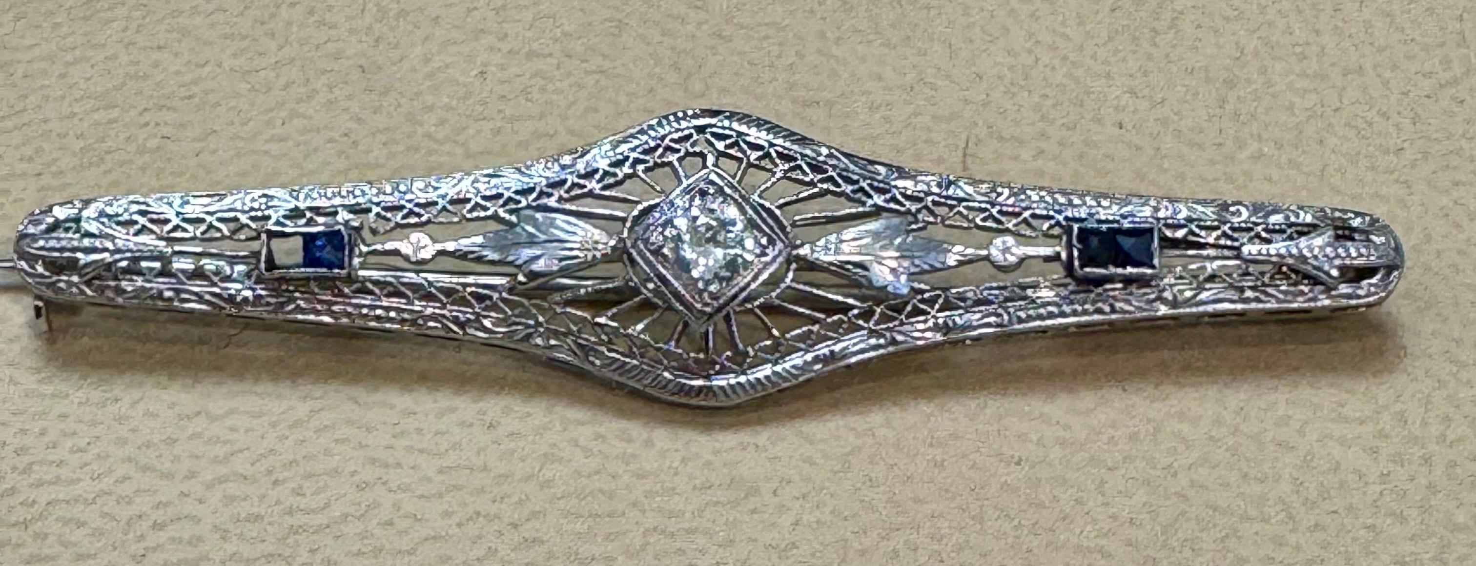 Taglio rotondo Tenuta Art Deco  Diamante, zaffiro e rubino in platino da 4,2 gm Spilla / Broccia Qualità VS in vendita
