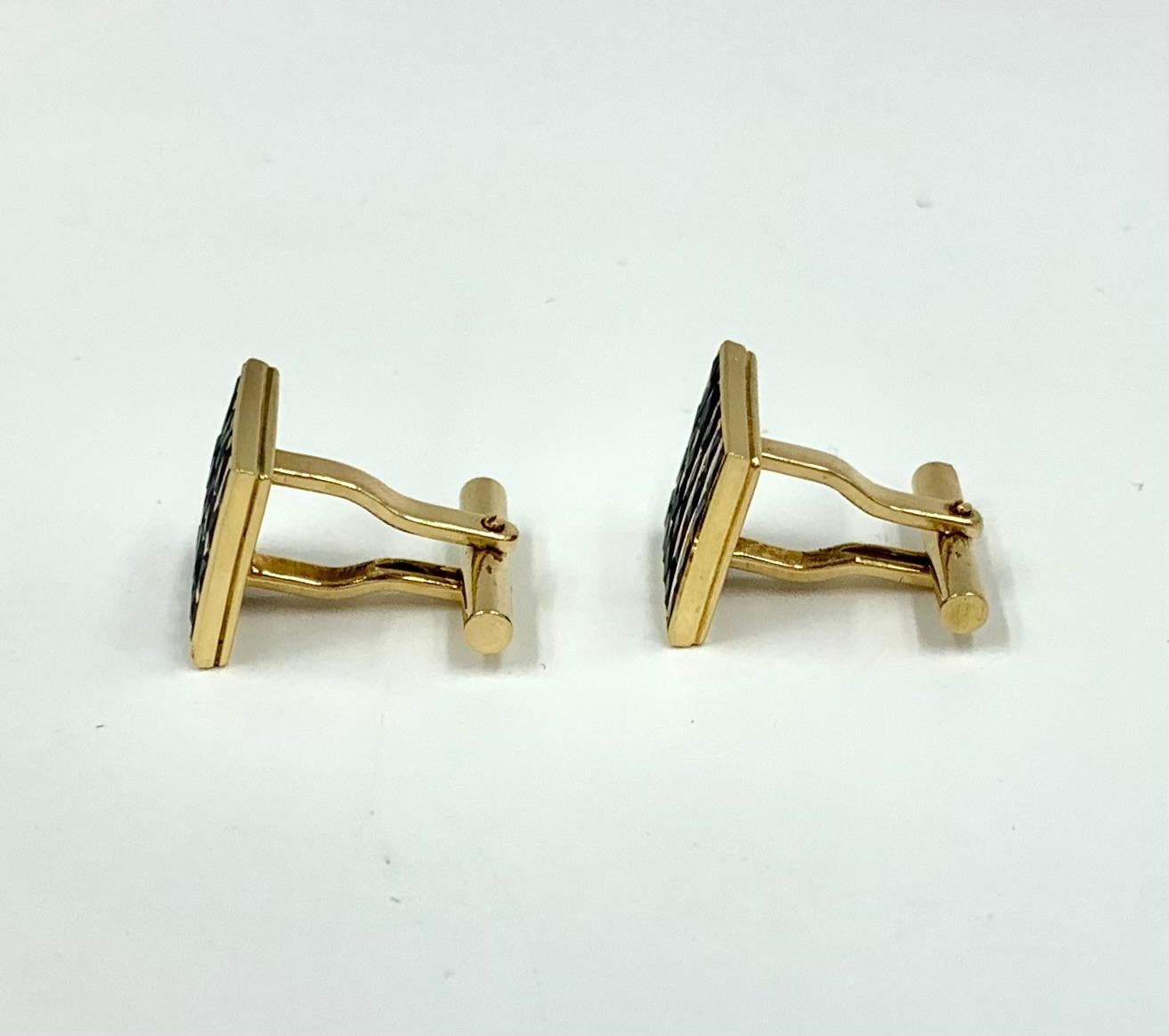 Boutons de manchette Art déco français en or jaune 18 carats sertis de 3 saphirs TCW Bon état - En vente à New York, NY