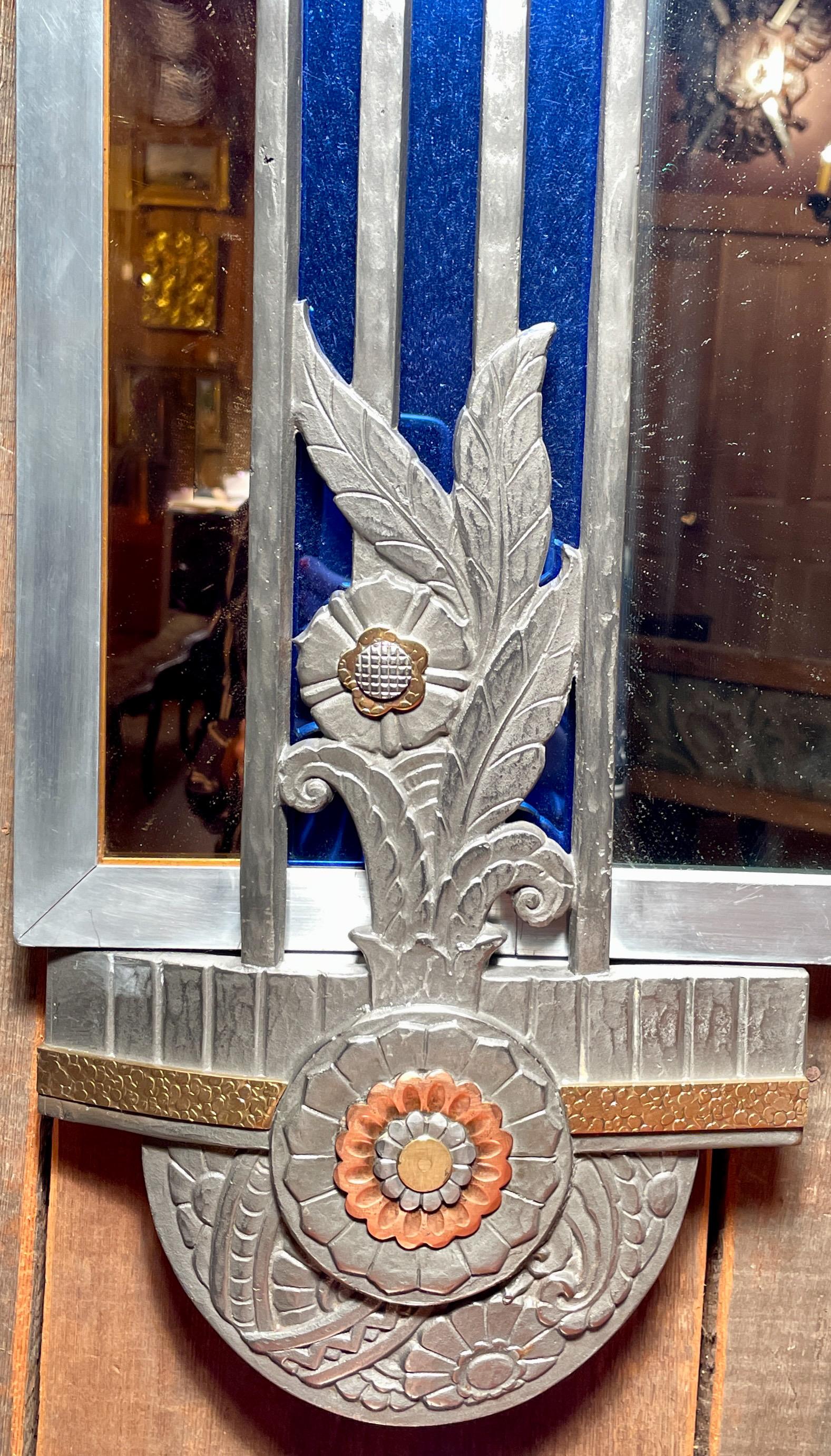 Miroir Art Déco en acier et verre cobalt du milieu du 20e siècle.