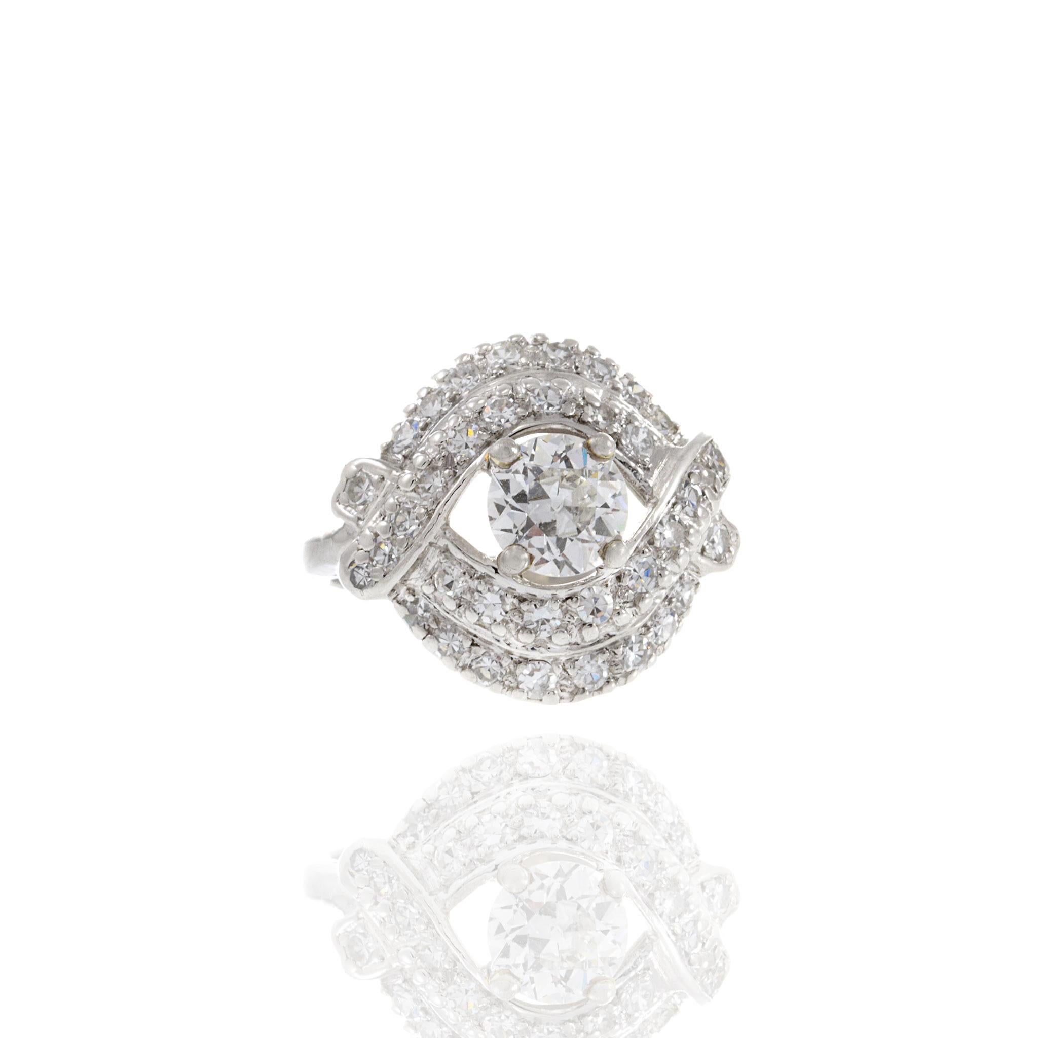 Estate Art Deco Platinum and Diamond Ring In Excellent Condition For Sale In New York, NY