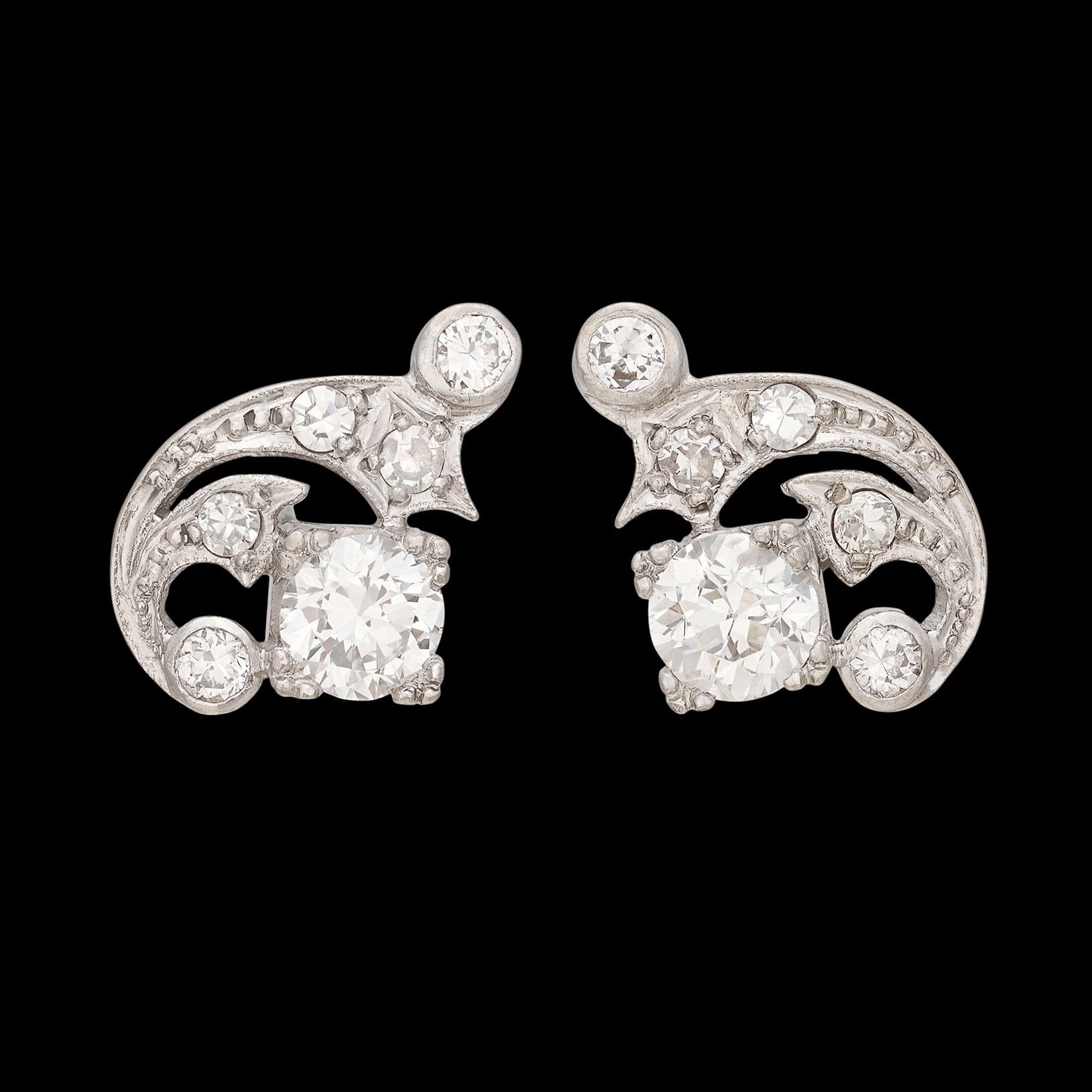 Zwei Diamanten im alten europäischen Schliff stehen im Mittelpunkt dieser außergewöhnlichen Art-Déco-Diamantohrringe. Die beiden zentralen Old-Euro-Diamanten wiegen 1,15 Karat, weitere 10 runde Diamanten sorgen für 0,60 Karat mehr Gewicht. Die