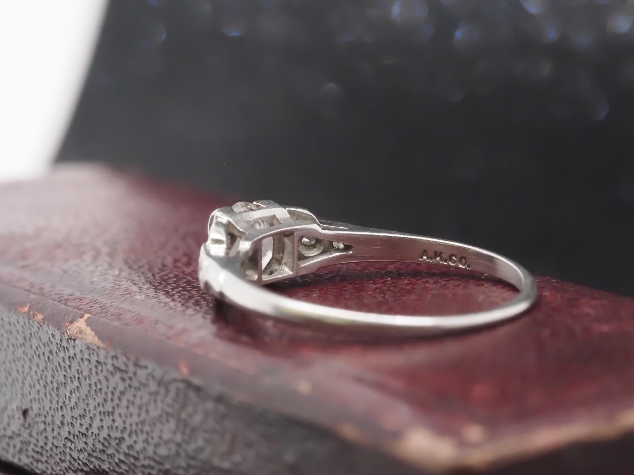 De las mujeres Anillo de compromiso de diamantes antiguos de platino Art Decó - VHK#374a en venta