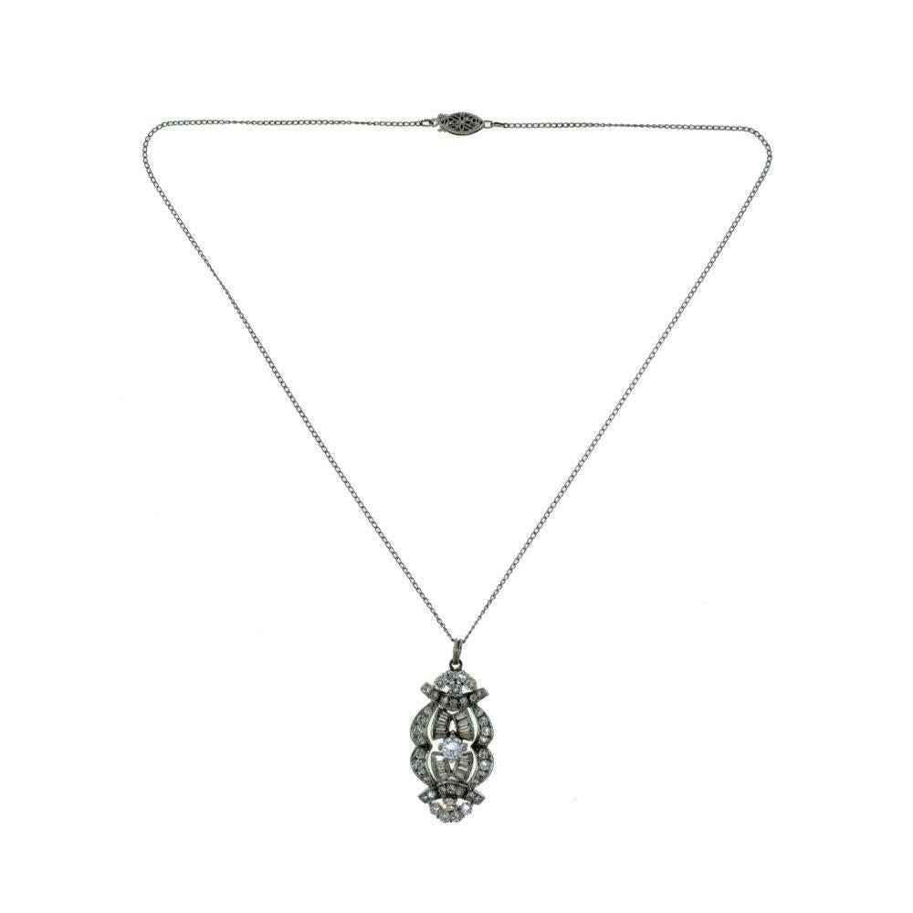 Brilliance Jewels, Miami
Des questions ? Appelez-nous à tout moment !
786,482,8100

Type : Collier à pendentif

Style : Art Déco 

Métal : Platine (pendentif)

               or blanc 14k (chaîne)

Pierres : Diamants ronds et brillants

            