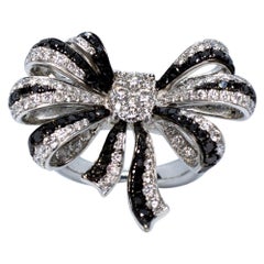 Bague à nœud papillon en or blanc 18 carats avec diamants noirs et blancs de style Art déco (succession)