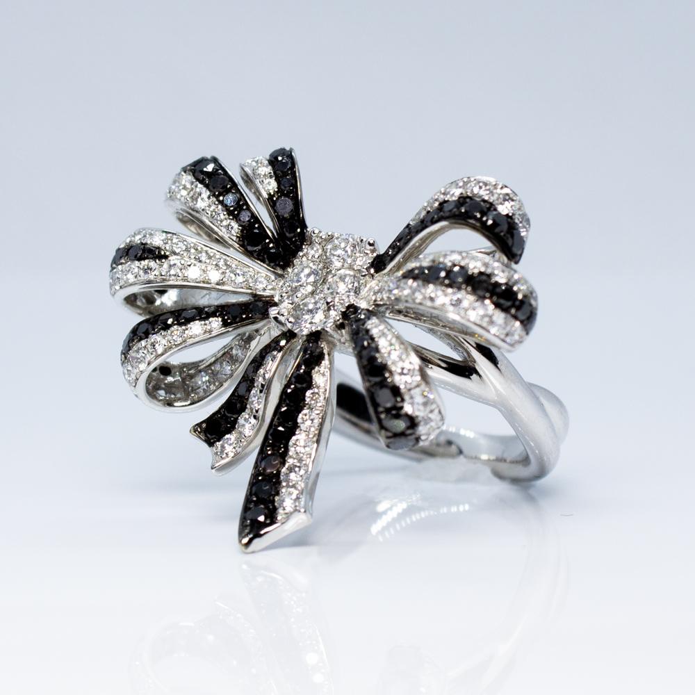 Estate Art Deco Style 18 Karat White Gold Black and White Diamond Bow Ring In Excellent Condition For Sale In Scottsdale, AZ
