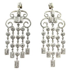 Boucles d'oreilles chandelier de style Art déco en or blanc 18 carats avec 6,00 carats de diamants TCW
