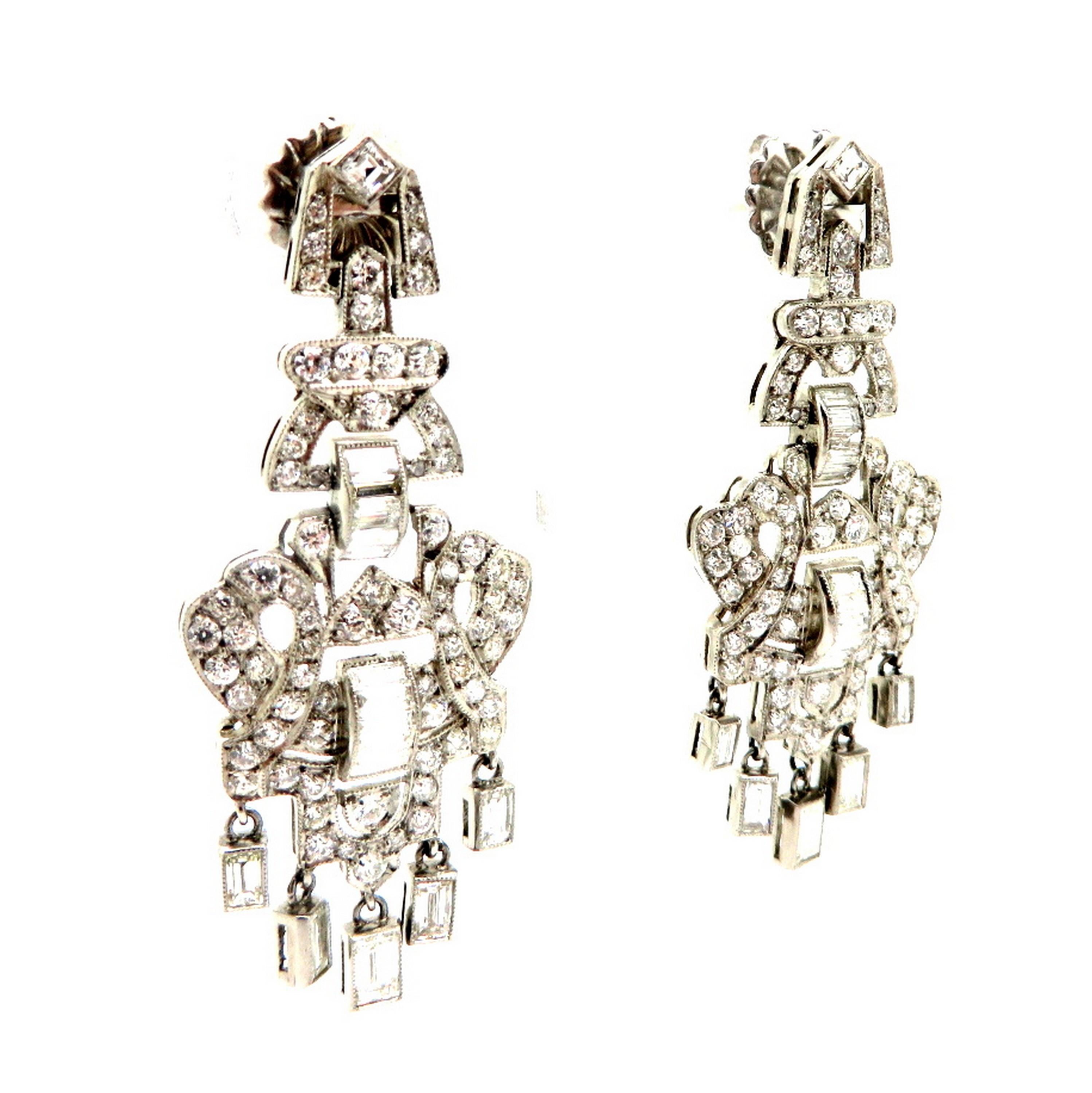 Boucles d'oreilles pendantes en platine avec diamants, de style Art Déco, en forme de chandelier. Elle présente de nombreux diamants de formes multiples, sertis dans un collier, des perles et des canaux, pesant un total combiné d'environ 10,00
