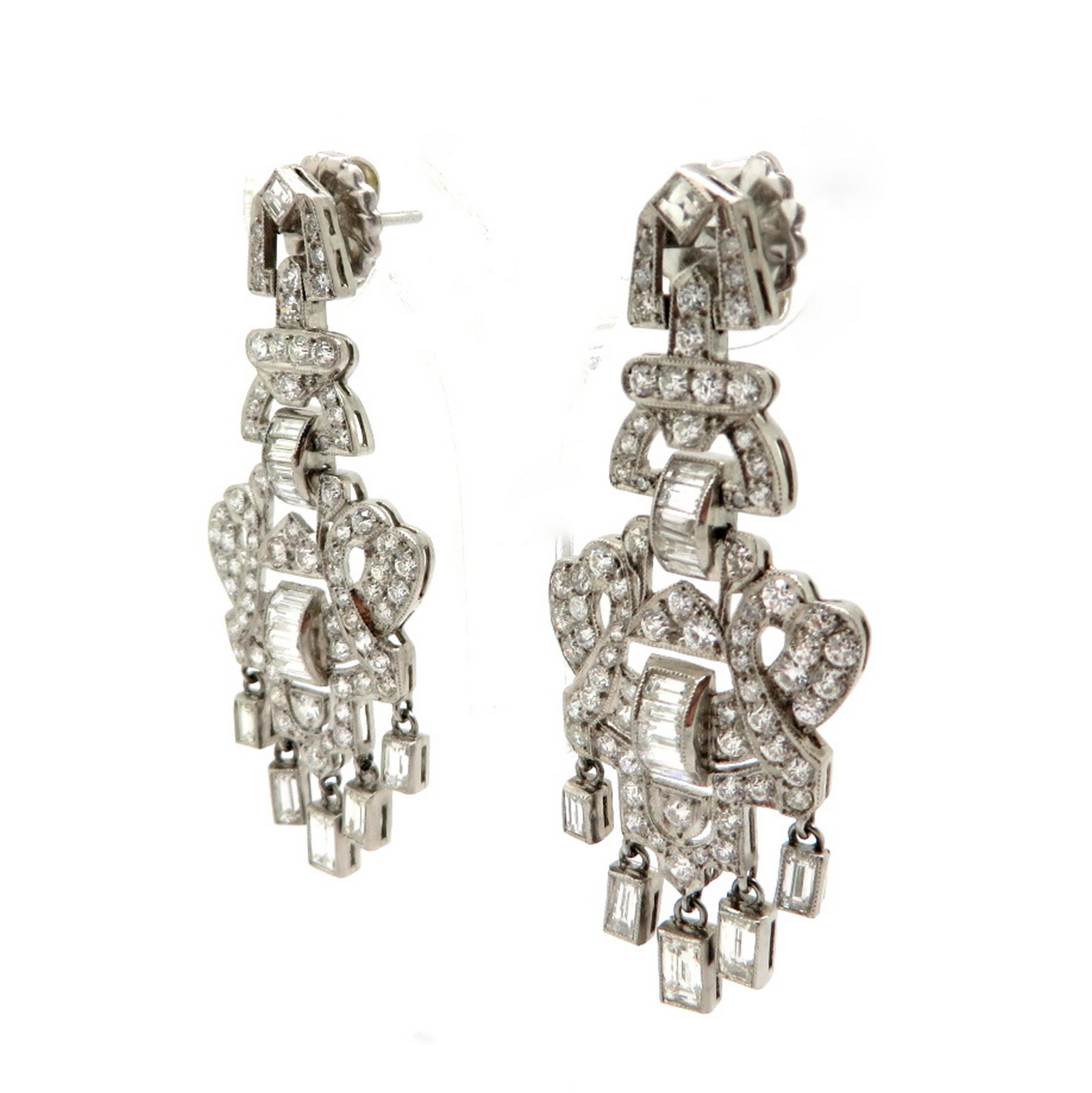 Taille mixte Pendants d'oreilles chandelier de style Art déco en platine avec diamants multiformes (succession) en vente