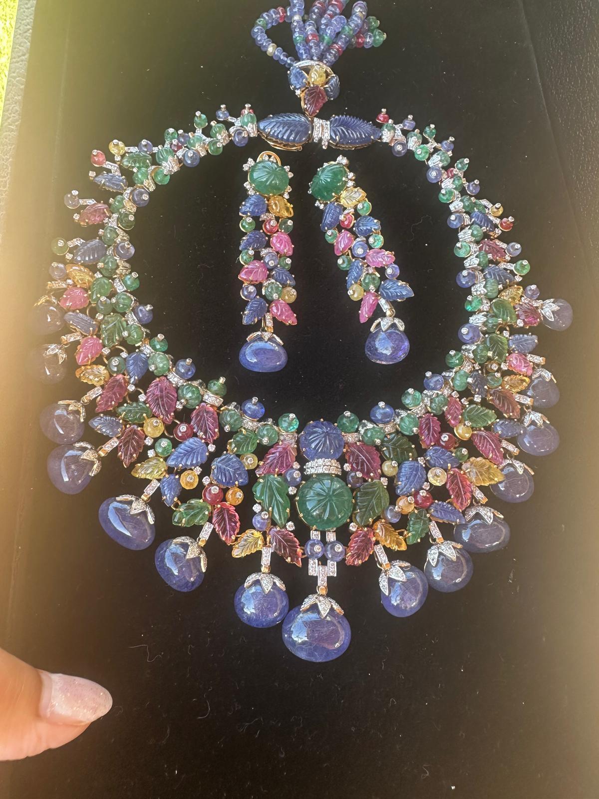 Donna Set di collane con diamanti e pietre preziose intagliate di ispirazione Art Carved di proprietà. in vendita