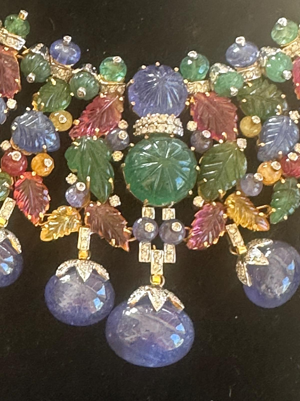 Set di collane con diamanti e pietre preziose intagliate di ispirazione Art Carved di proprietà. in vendita 1