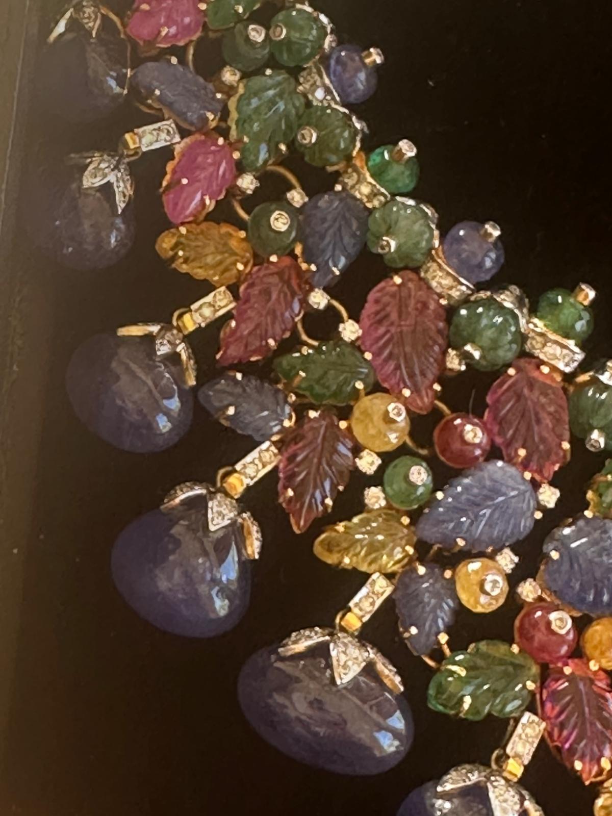 Set di collane con diamanti e pietre preziose intagliate di ispirazione Art Carved di proprietà. in vendita 2