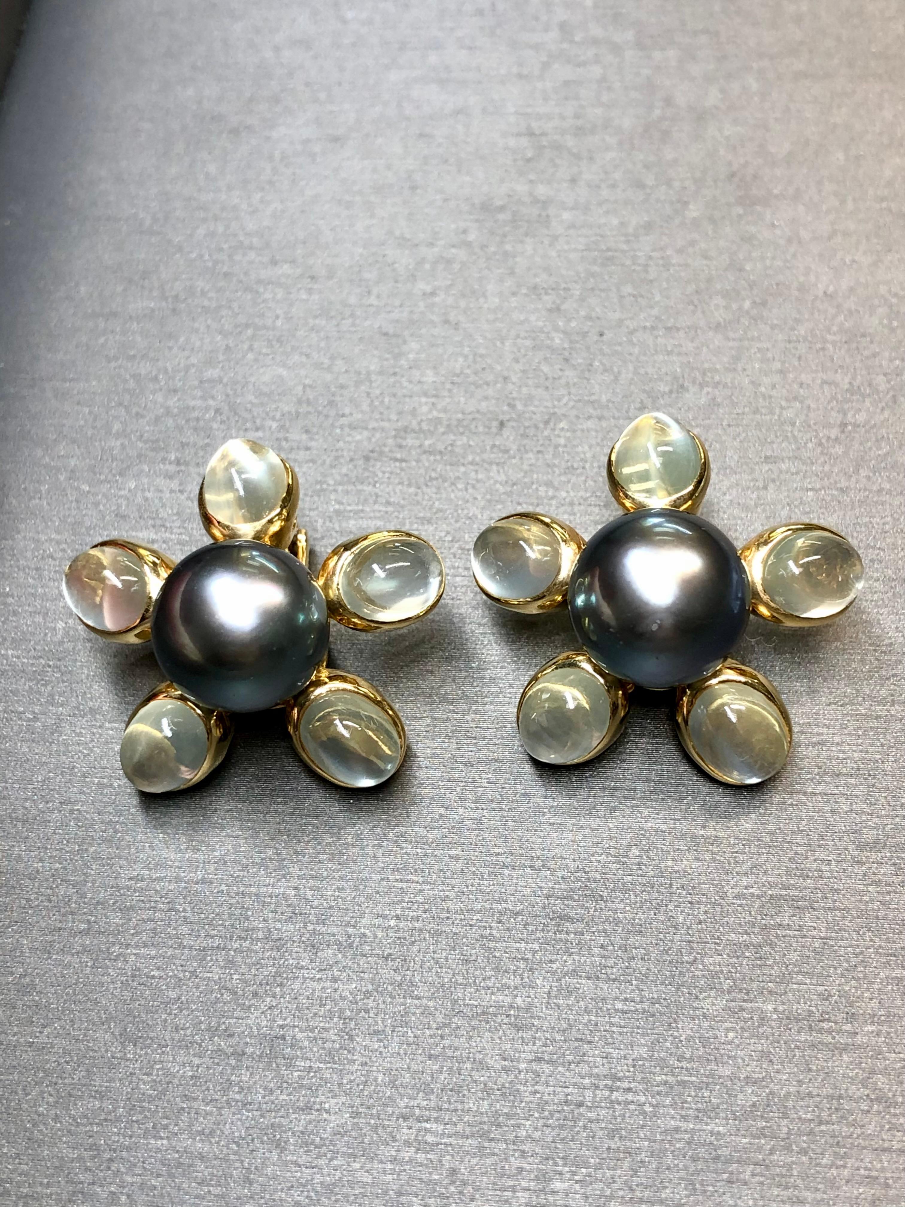
A gorgeous and unique pair of earrings from one of the world’s foremost premier pearl houses, Assael. They are on 18K yellow gold and centered by top quality cultured Tahitian pearls measuring 12.20mm each and surrounded by 16.37ctw in natural