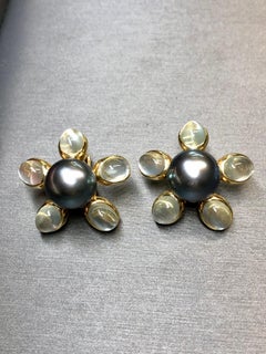 ASSAEL Boucles d'oreilles huggies en pierre de lune cabochon et perle de Tahiti 16,37 ctw 12,2 mm