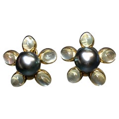 ASSAEL Boucles d'oreilles huggies en pierre de lune cabochon et perle de Tahiti 16,37 ctw 12,2 mm
