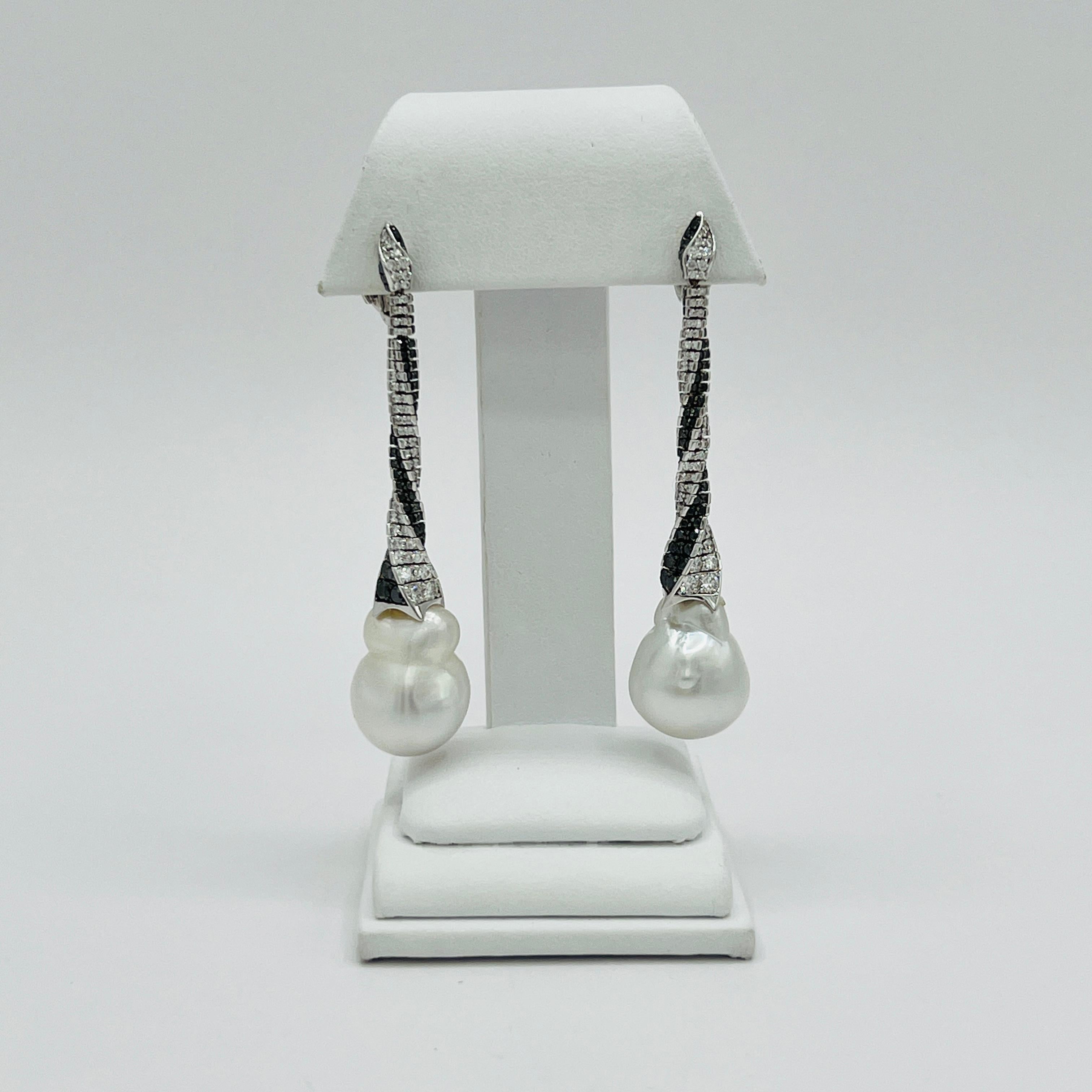 Assael, boucles d'oreilles en or 18 carats, perles des mers du Sud et diamants blancs et noirs Neuf - En vente à Los Angeles, CA