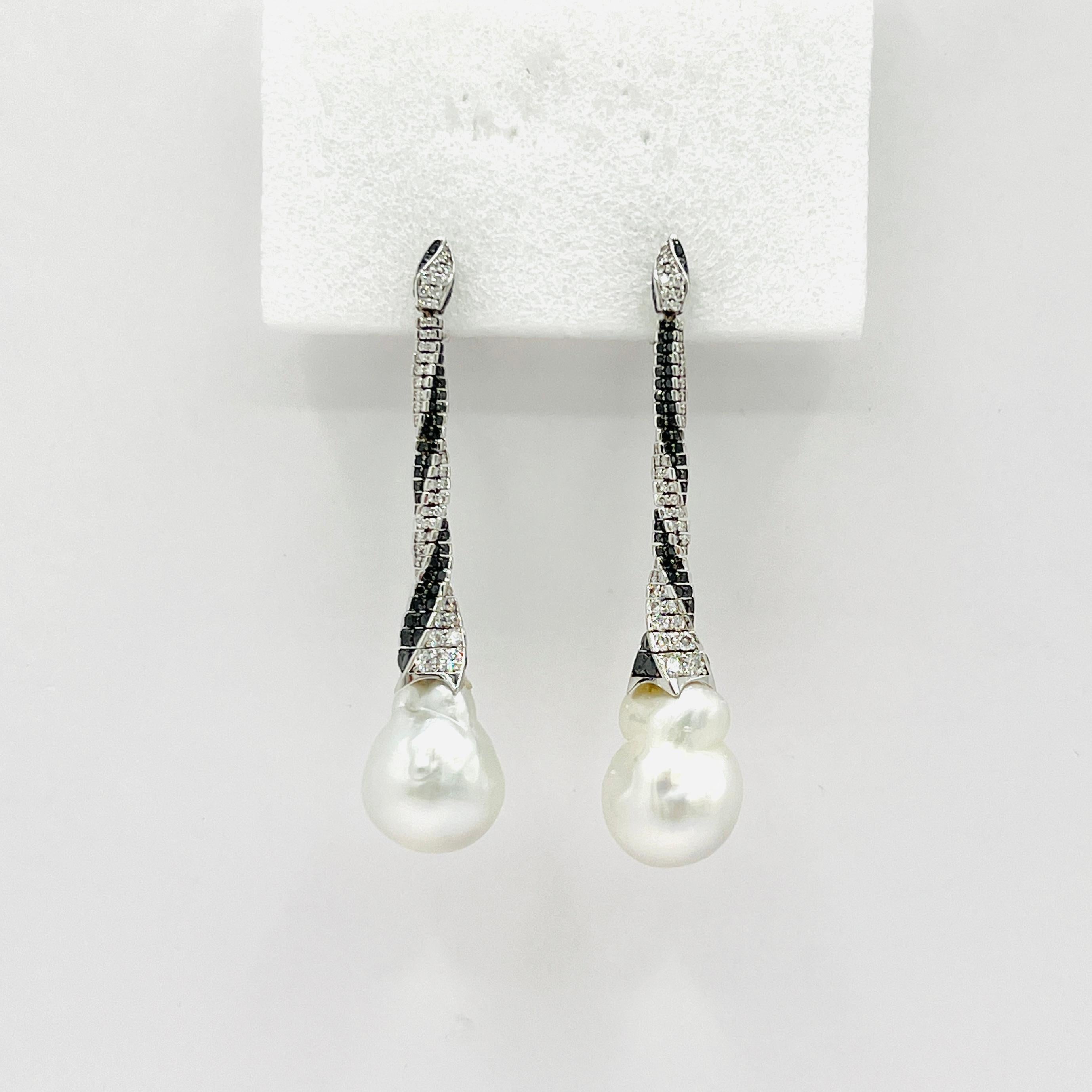 Assael, boucles d'oreilles en or 18 carats, perles des mers du Sud et diamants blancs et noirs Unisexe en vente
