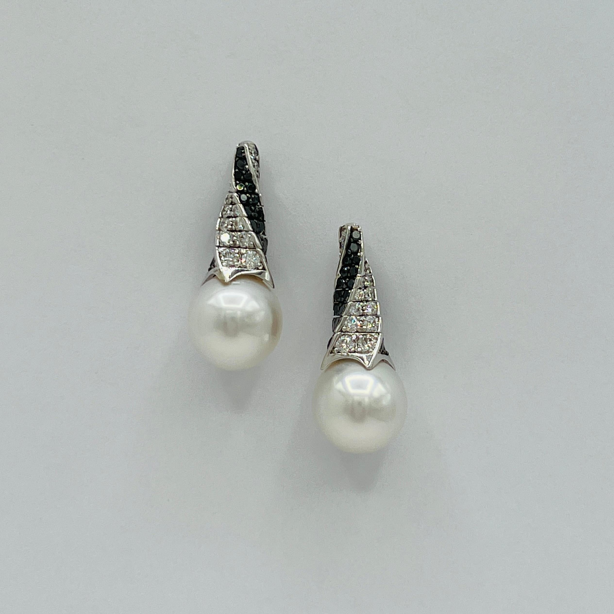 Assael, boucles d'oreilles en or 18 carats, perles blanches des mers du Sud et diamants noirs Neuf - En vente à Los Angeles, CA