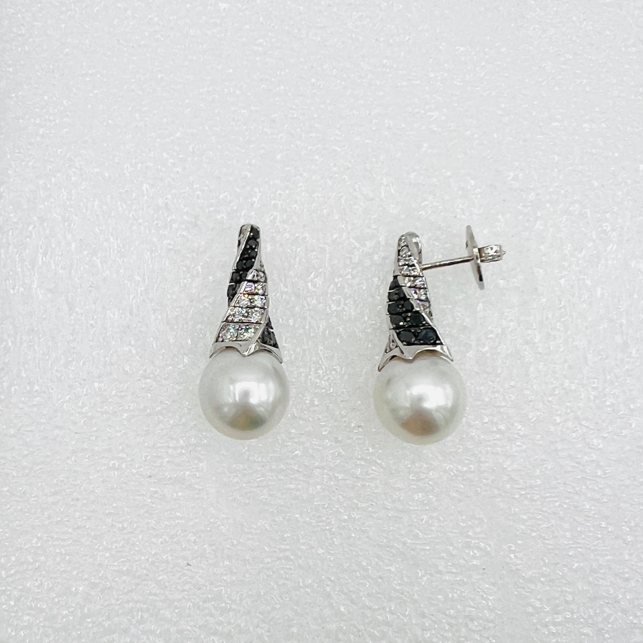 Assael, boucles d'oreilles en or 18 carats, perles blanches des mers du Sud et diamants noirs en vente 1