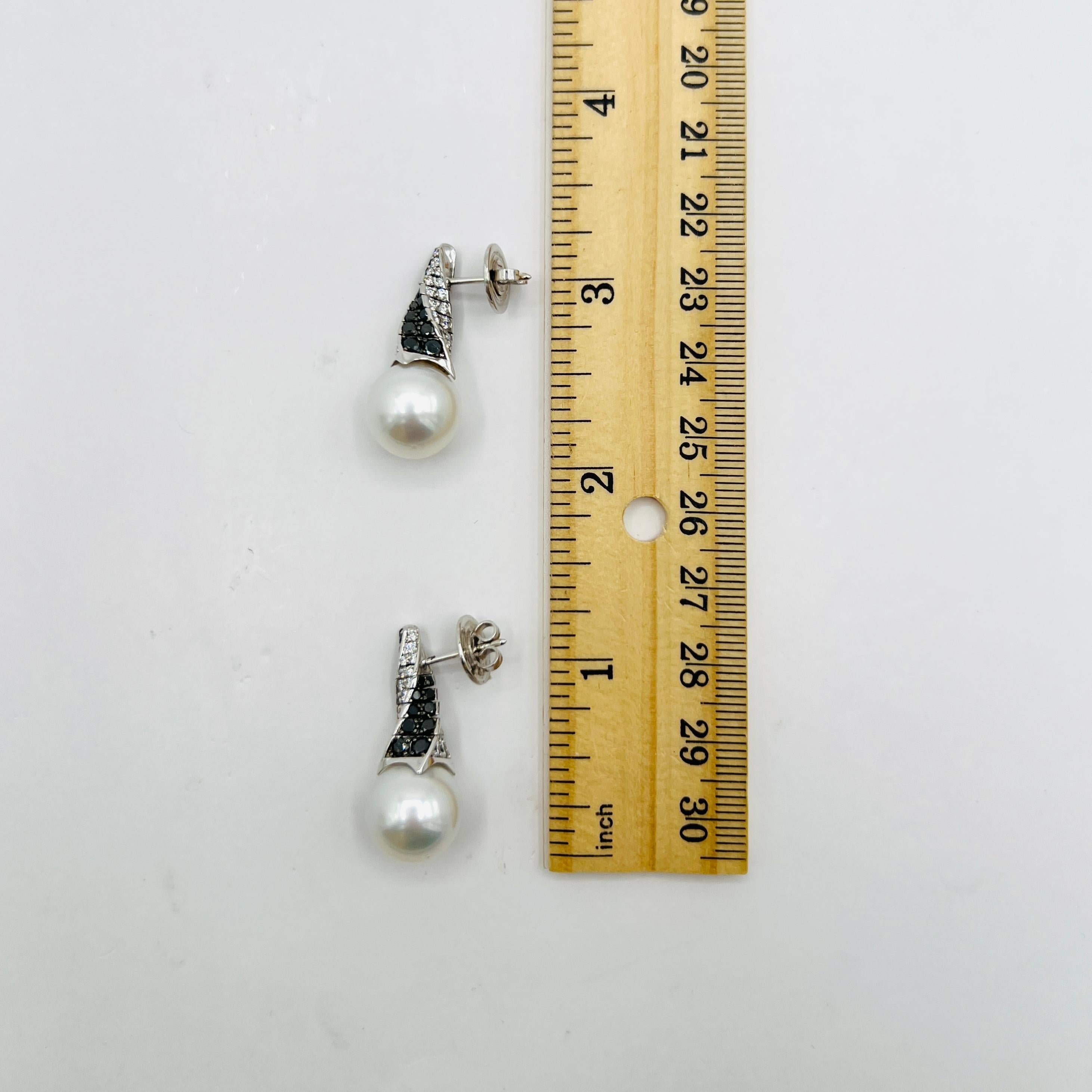 Assael, boucles d'oreilles en or 18 carats, perles blanches des mers du Sud et diamants noirs en vente 3