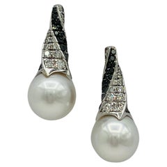 Assael, boucles d'oreilles en or 18 carats, perles blanches des mers du Sud et diamants noirs