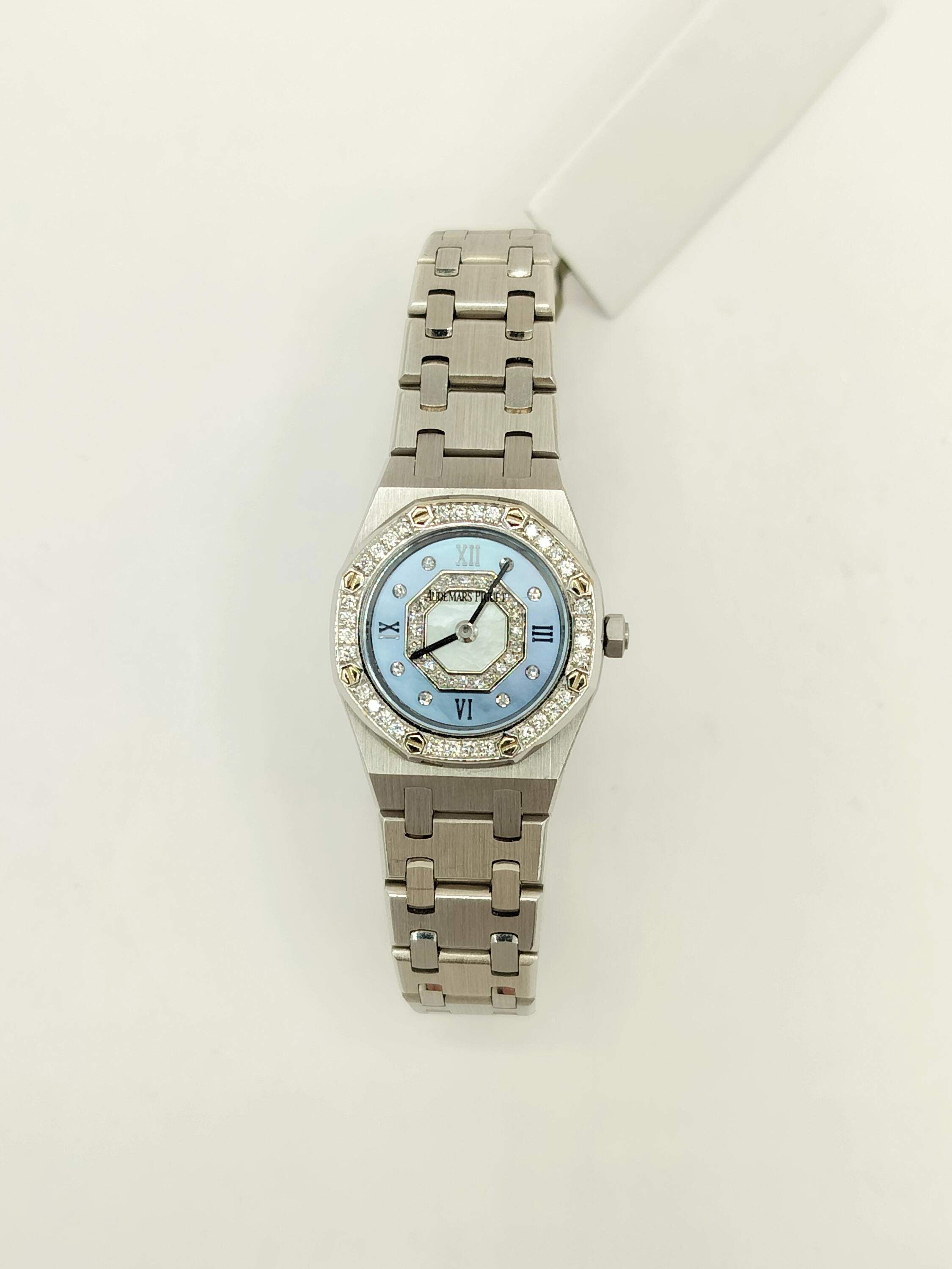 Estate Audemars Piguet Royal Oak Diamond and Mother of Pearl 24 mm 18k Watch In Excellent Condition For Sale In Los Angeles, CA