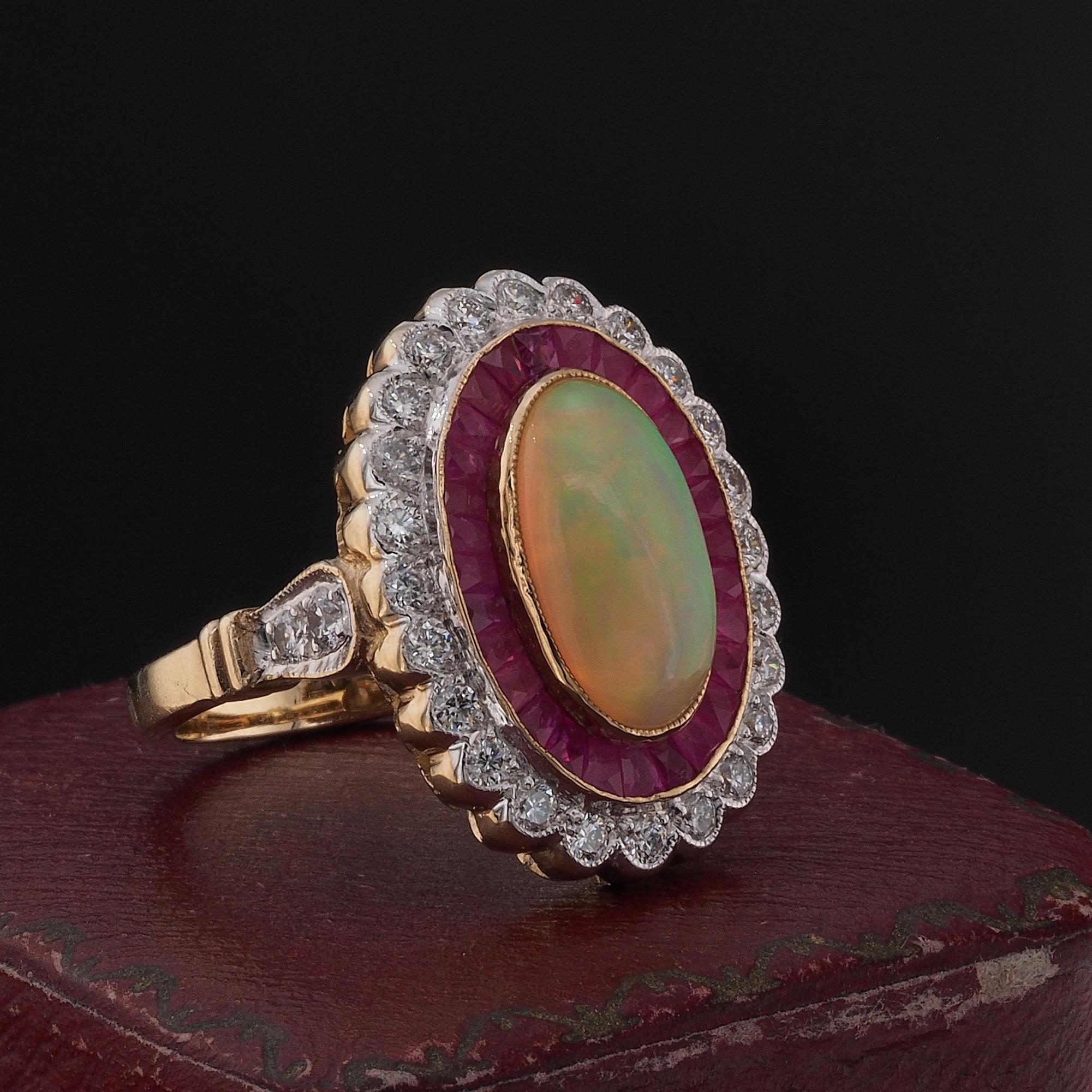 Contemporain Opale australienne de grande qualité Diamant Rubis Classy Cluster Ring en vente