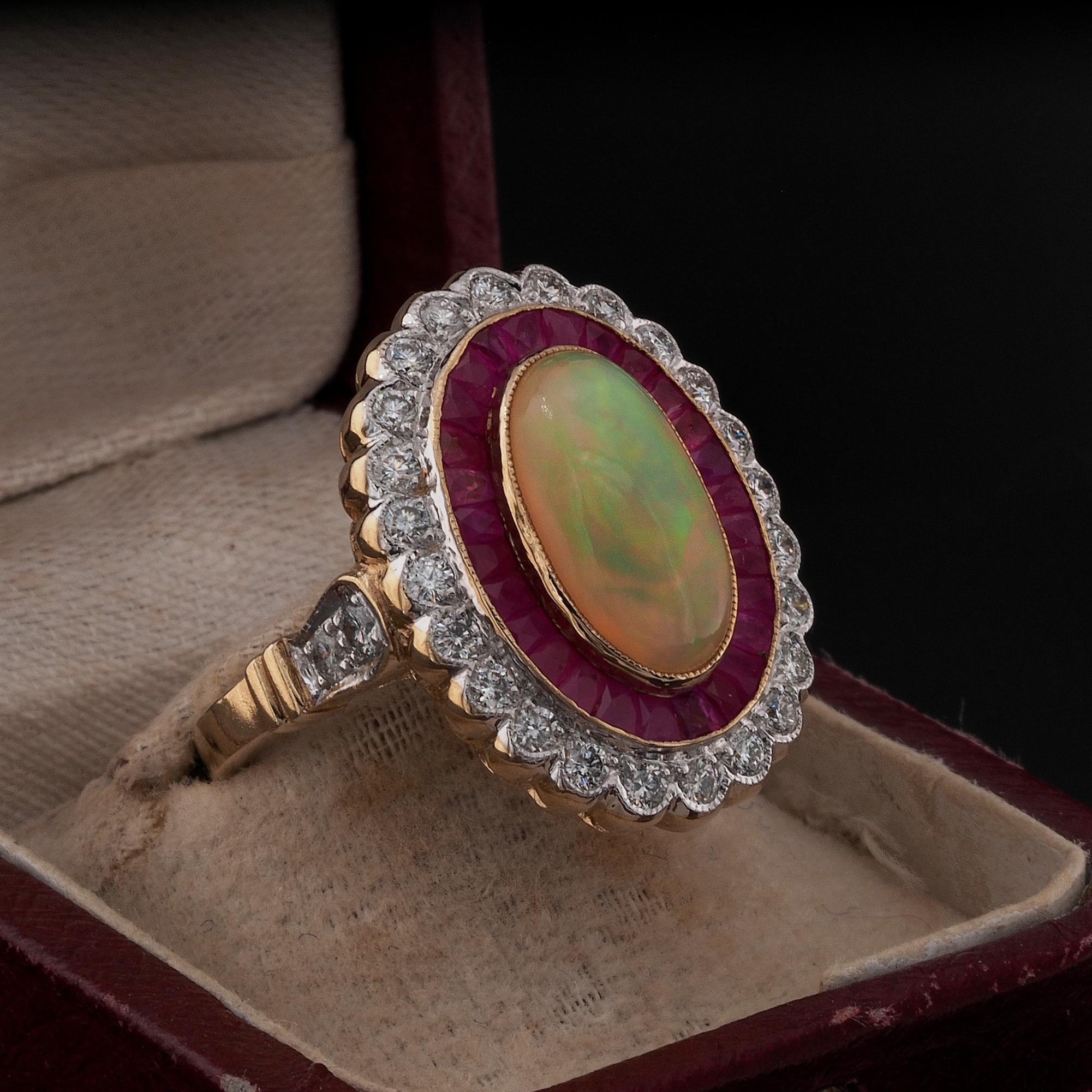 Taille cabochon Opale australienne de grande qualité Diamant Rubis Classy Cluster Ring en vente