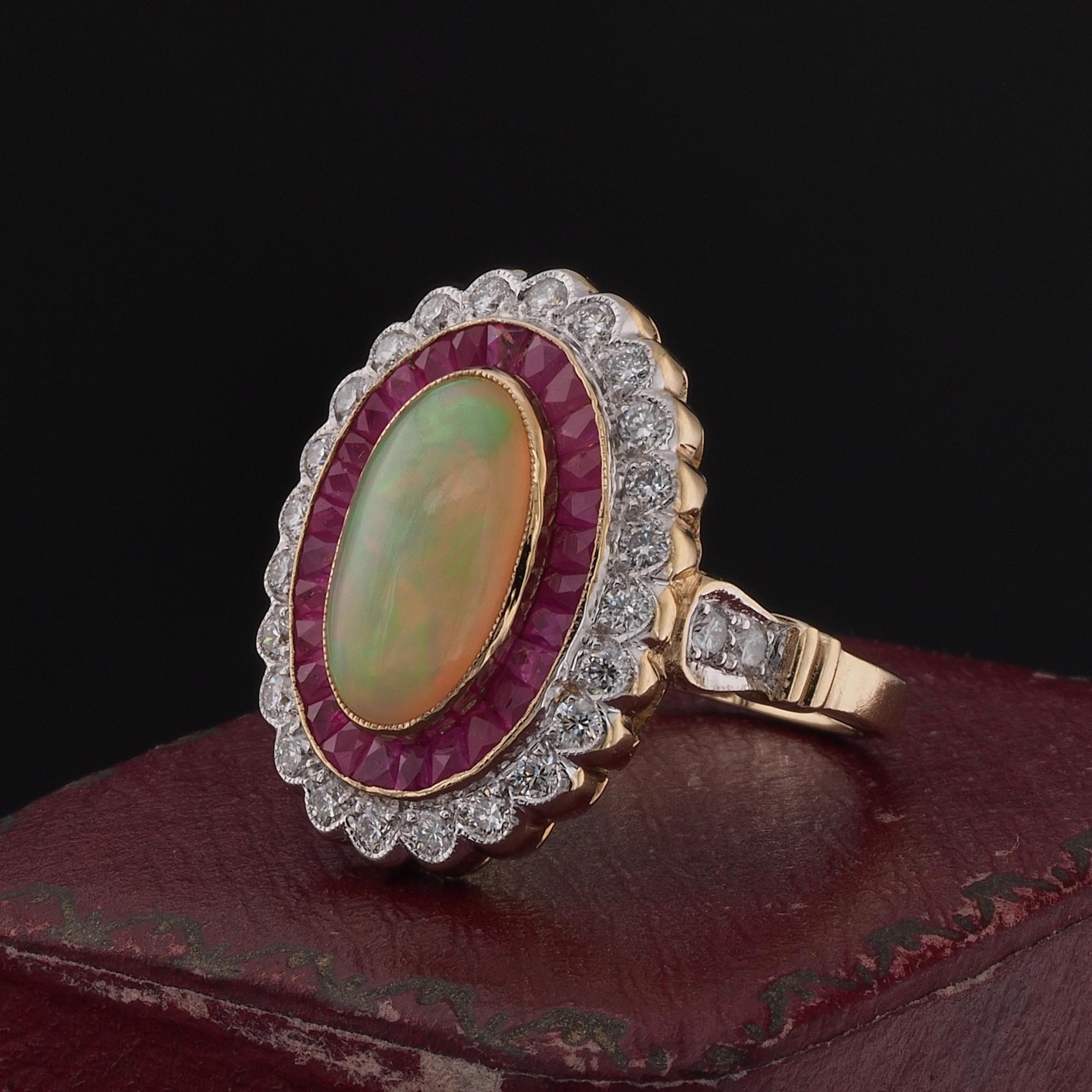 Opale australienne de grande qualité Diamant Rubis Classy Cluster Ring Bon état - En vente à Napoli, IT