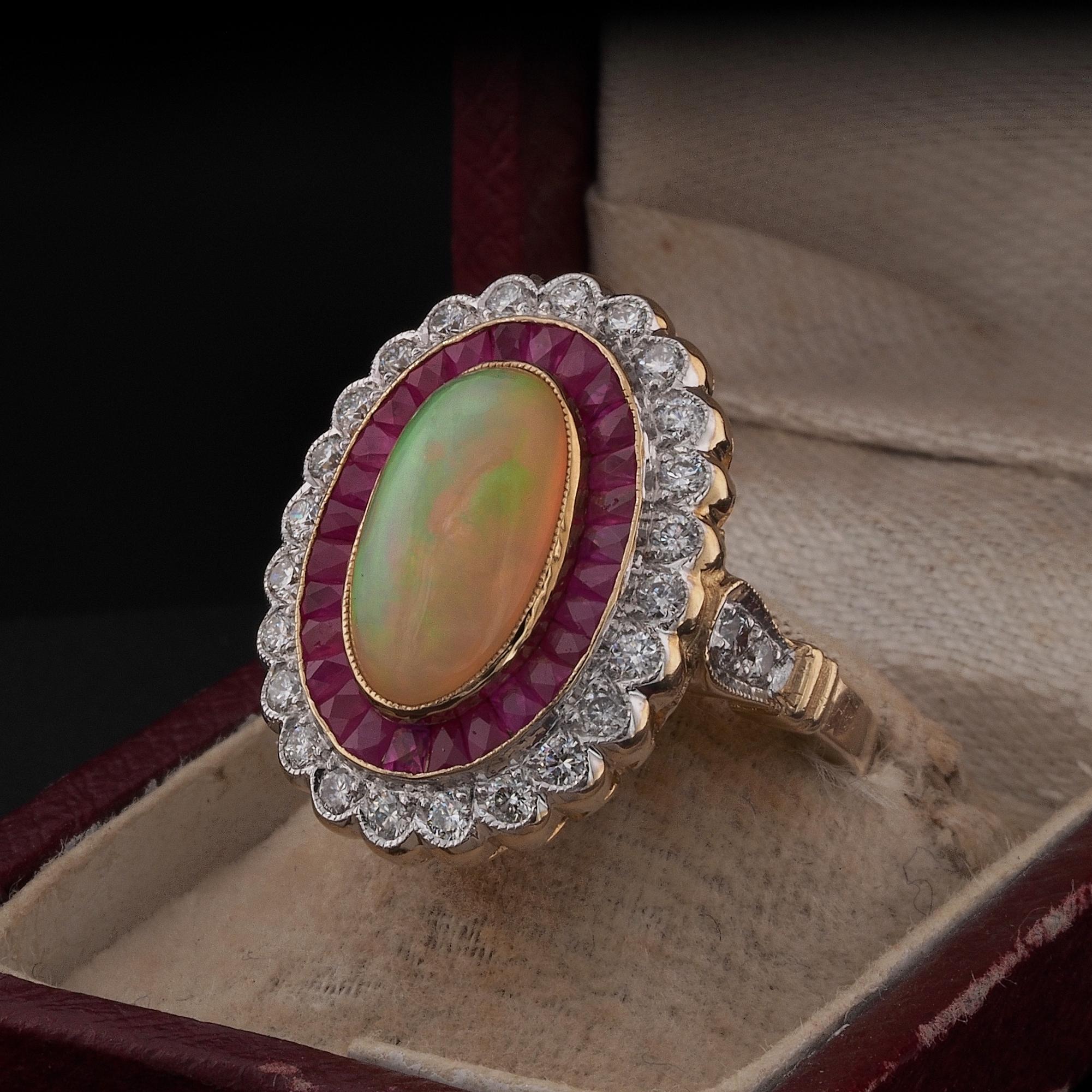 Opale australienne de grande qualité Diamant Rubis Classy Cluster Ring Unisexe en vente