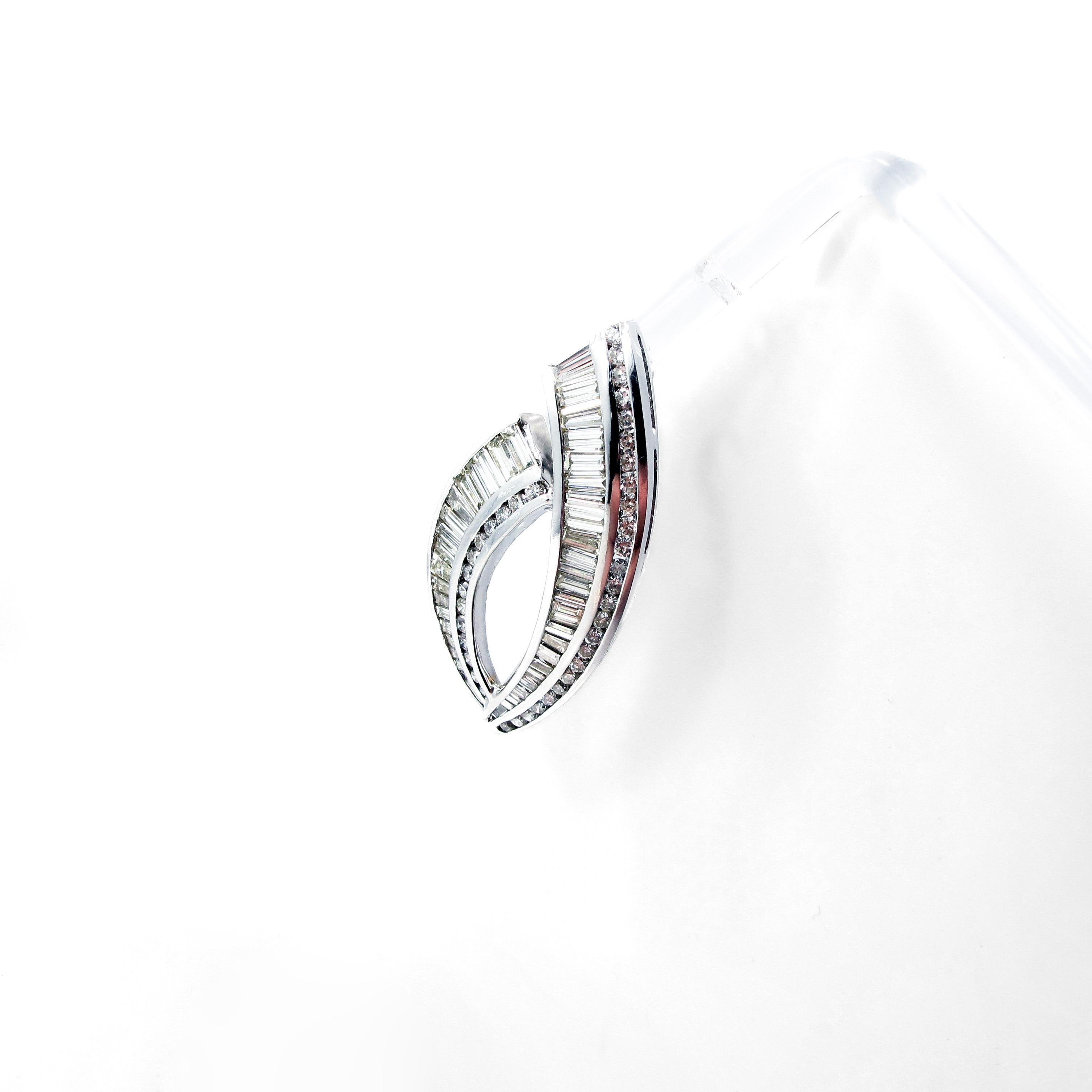 Estate Baguette und runde Brillant-Diamant-Ohrringe  im Zustand „Gut“ im Angebot in Chicago, IL