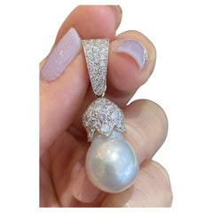 Pendentif en or blanc 18k avec perles baroques et pavés de diamants du Domaine