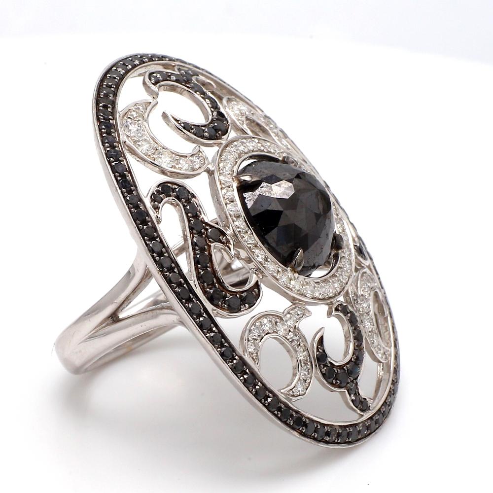 **Bague en or 18k avec diamant noir et diamant blanc**

Cette bague frappante met en valeur un diamant noir central taillé en rose, entouré de motifs complexes de diamants blancs, créant ainsi un design audacieux et sophistiqué. Fabriquée en or 18