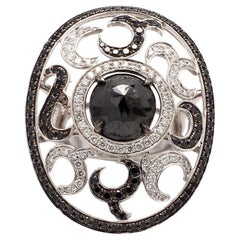 Anello di proprietà con diamante nero taglio rosa e diamante bianco bicolore