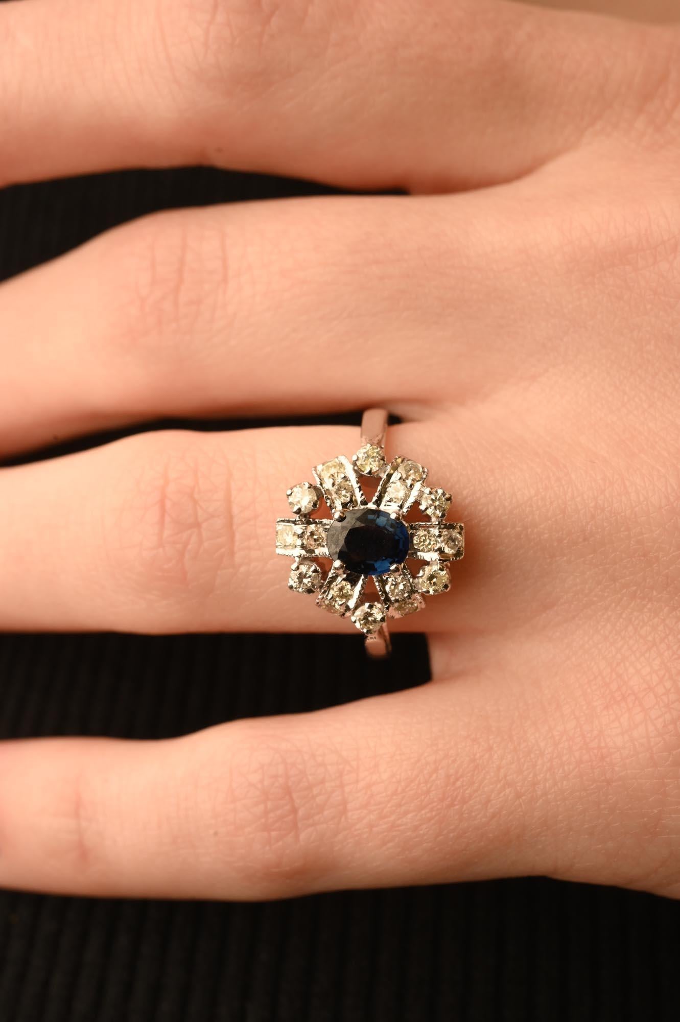 En vente :  Bague de mariage en or blanc massif 14 carats avec saphir bleu et halo de diamants en grappe 3
