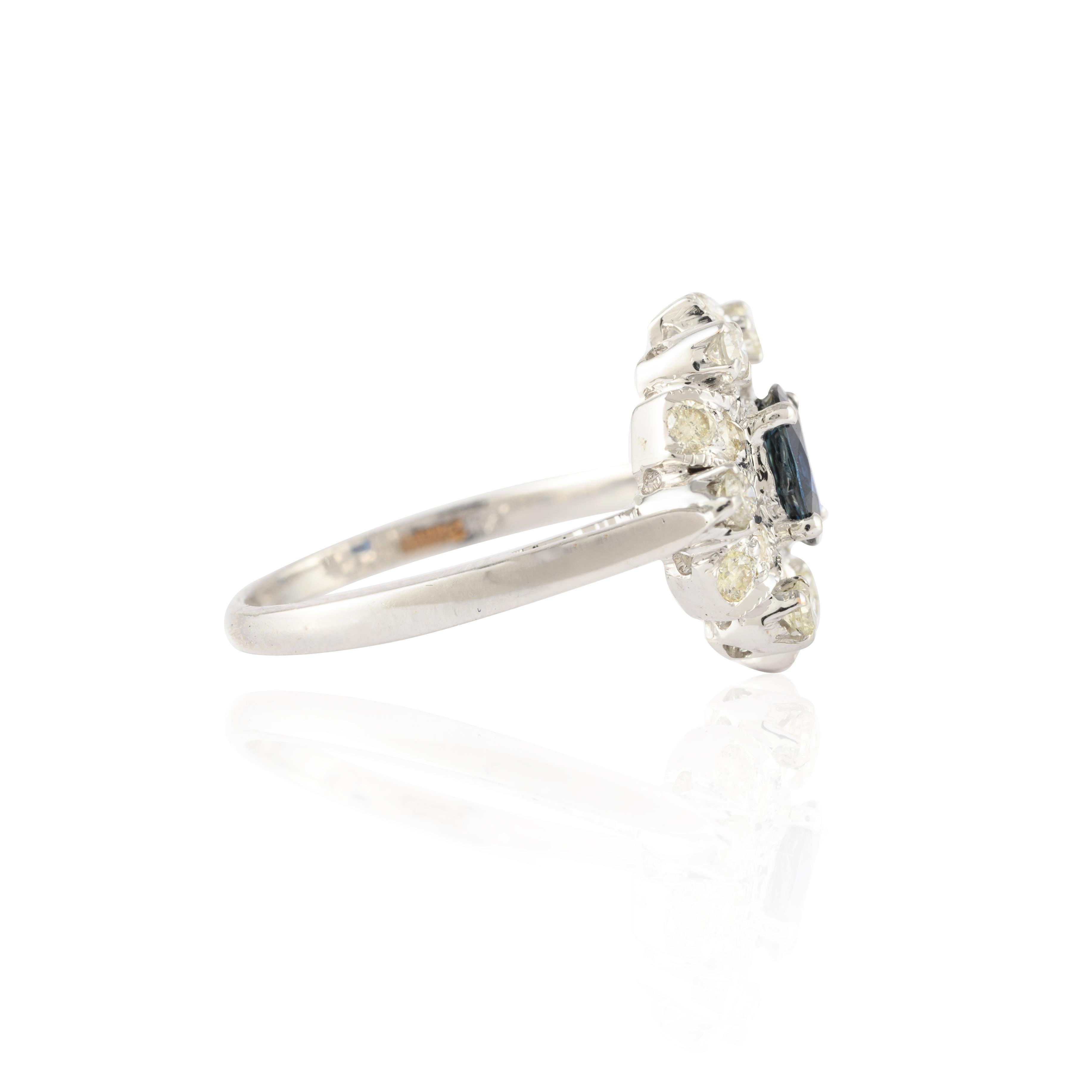 En vente :  Bague de mariage en or blanc massif 14 carats avec saphir bleu et halo de diamants en grappe 4