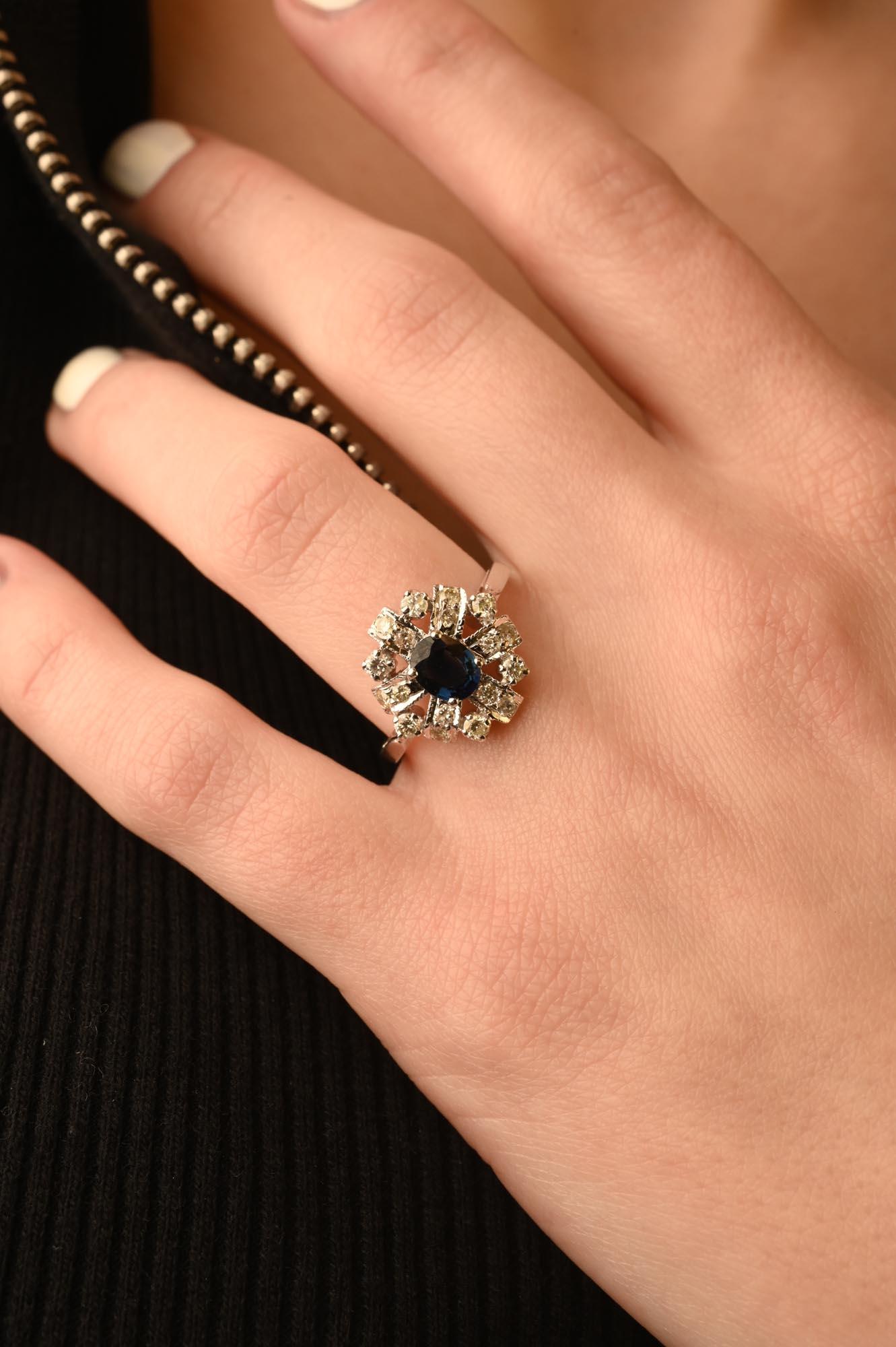 En vente :  Bague de mariage en or blanc massif 14 carats avec saphir bleu et halo de diamants en grappe 7