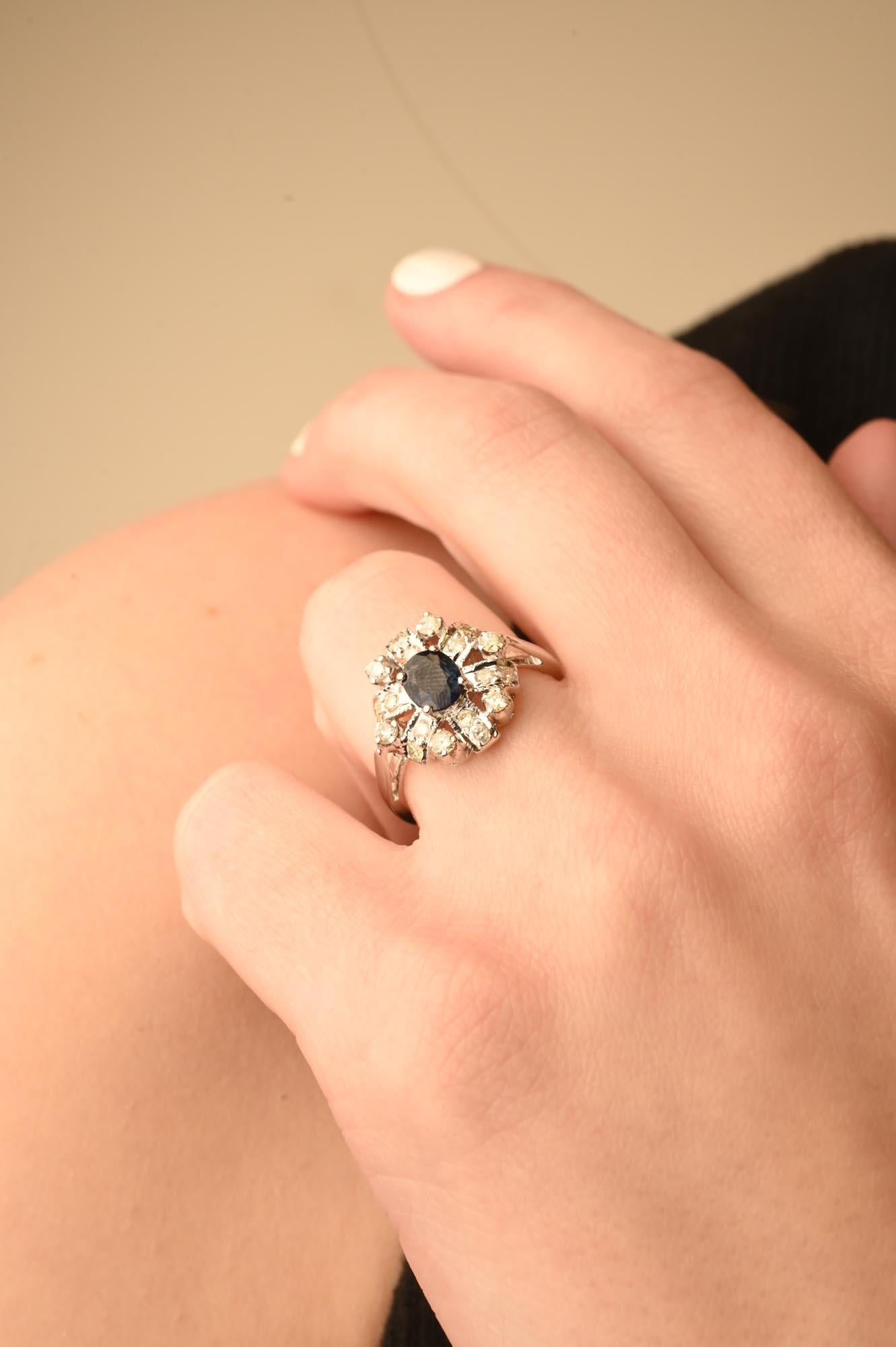 En vente :  Bague de mariage en or blanc massif 14 carats avec saphir bleu et halo de diamants en grappe 9
