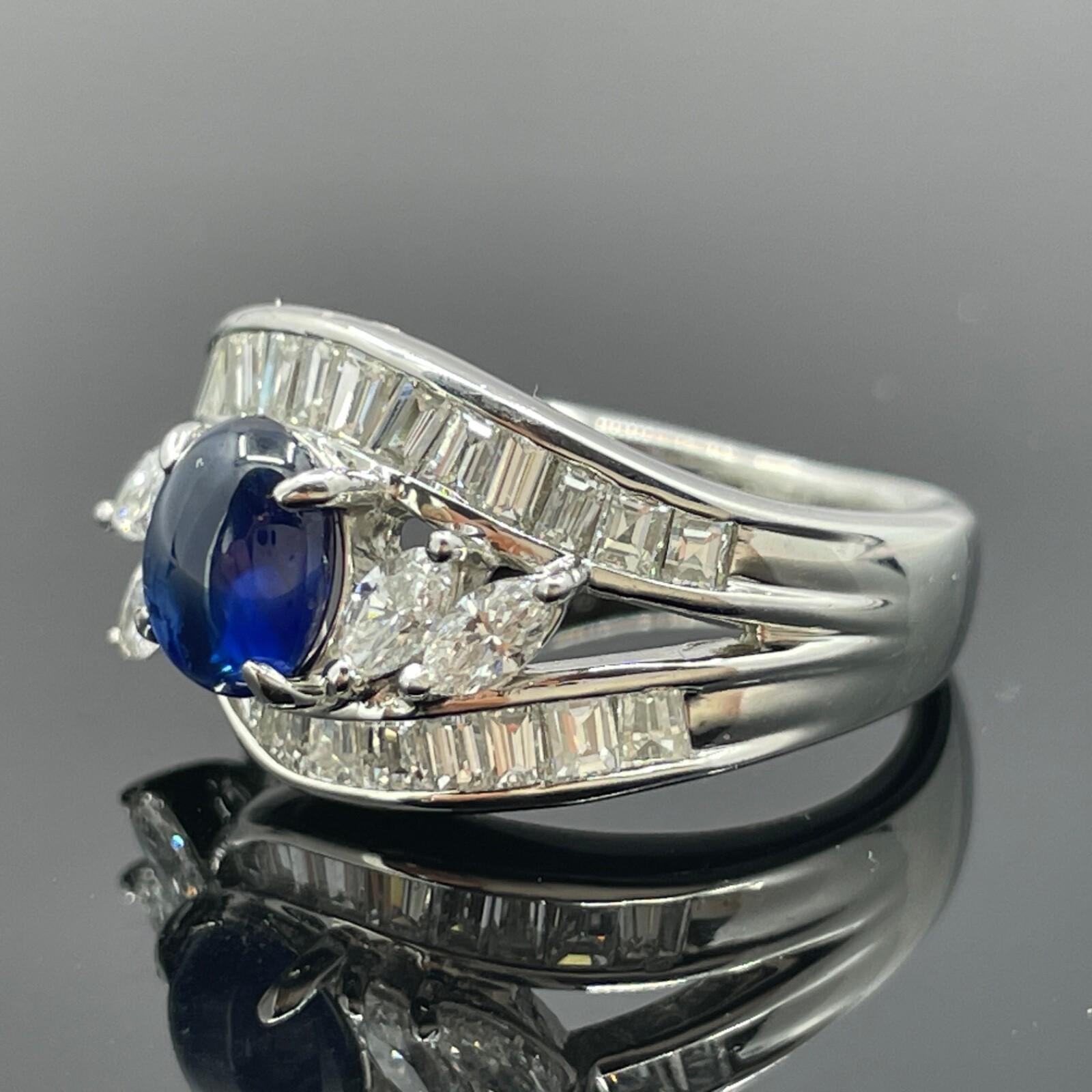 **Bague en saphir bleu et diamant en platine, 2,15ctw**.

Cette remarquable bague en platine de succession est ornée d'un saphir bleu ovale de 1,13 carat taillé en cabochon, qui en constitue la pièce maîtresse. Le saphir est rehaussé d'une gerbe de