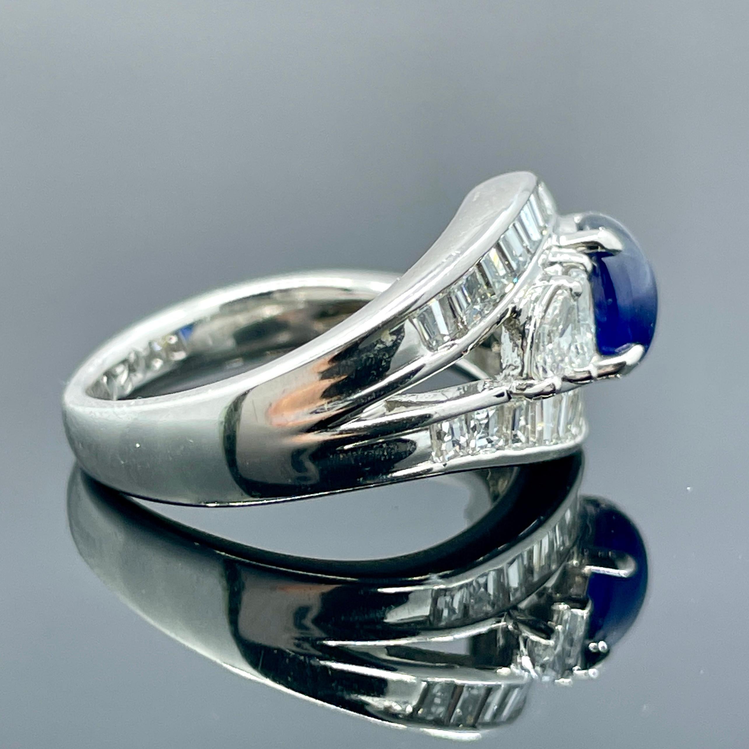 Bague en platine saphir bleu cabochon et diamant 2.15ctw Excellent état - En vente à Orlando, FL