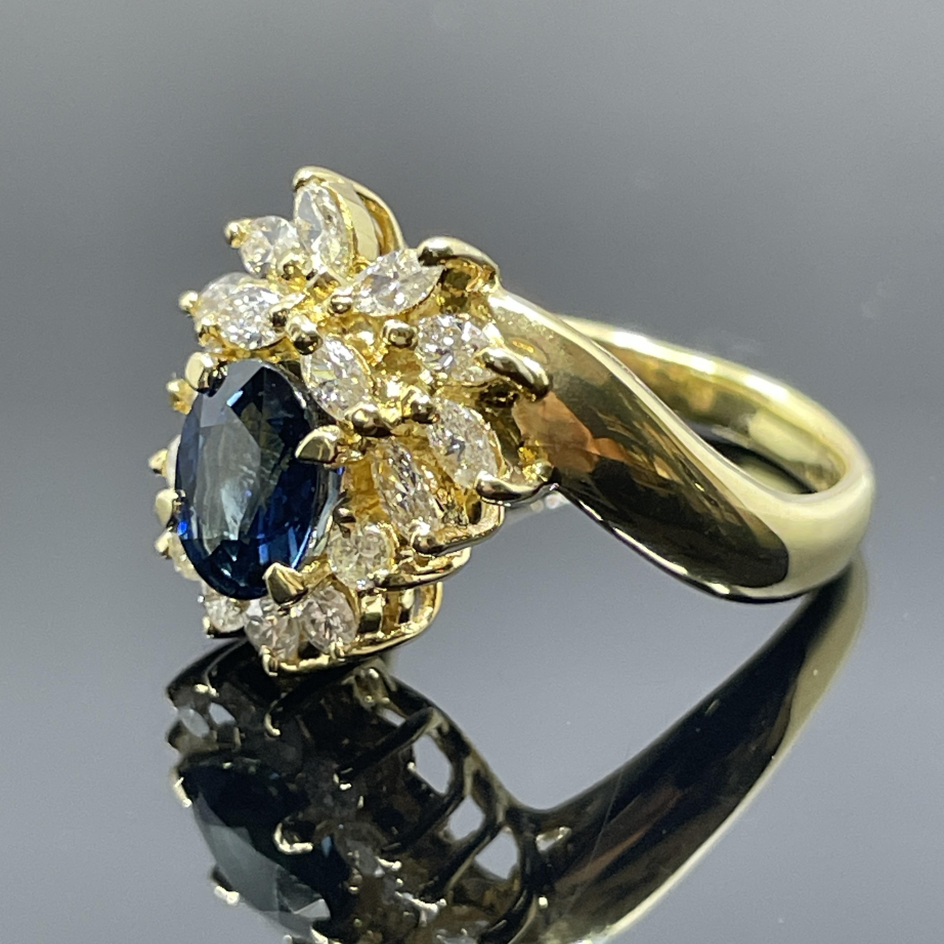 Anillo de cóctel de oro amarillo de 18k con zafiro azul real de 1,48 ct y halo de diamantes

Un vibrante zafiro azul real de 1,48 quilates es el protagonista de este elegante anillo de cóctel. El zafiro es de talla oval y está limpio con lupa de 10