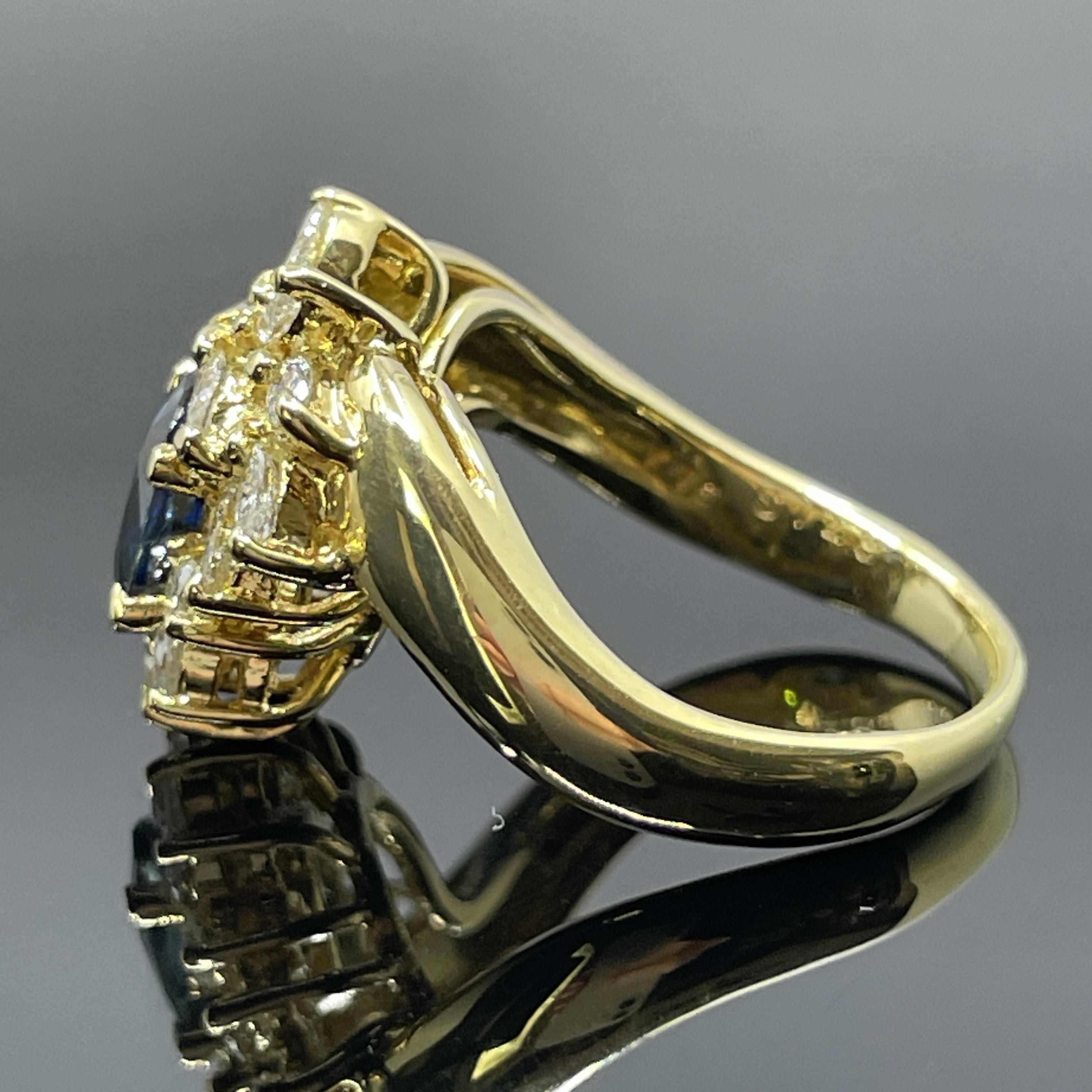 Anillo de cóctel de zafiro azul y diamantes en oro amarillo de 18k 2,23 ctw Corte oval en venta