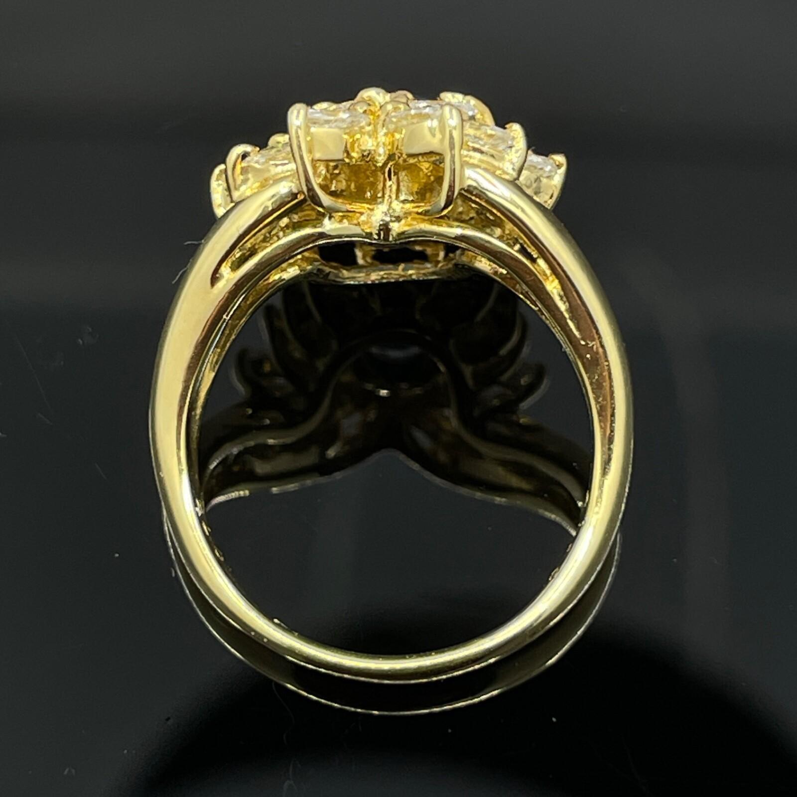 De las mujeres Anillo de cóctel de zafiro azul y diamantes en oro amarillo de 18k 2,23 ctw en venta