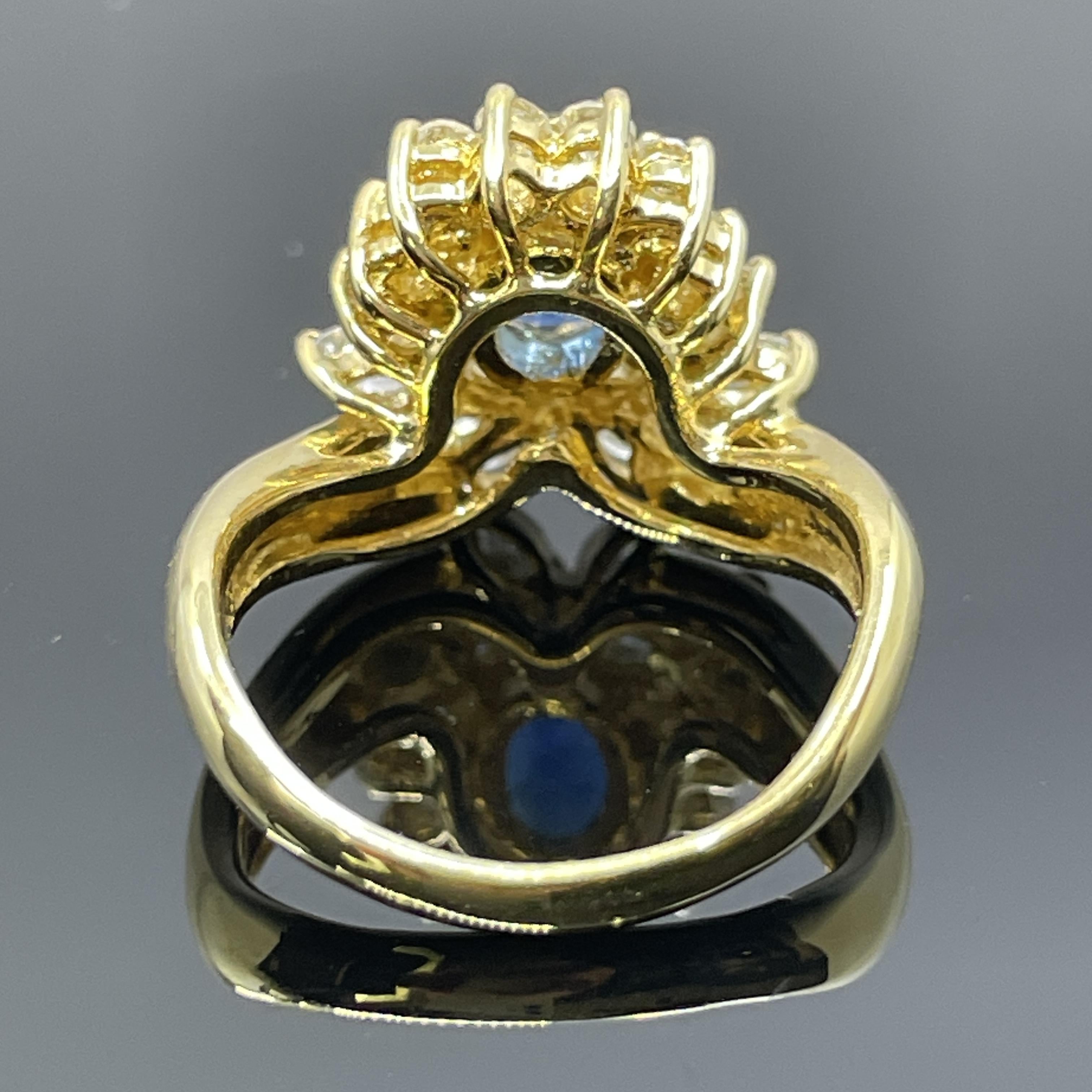 Anillo de cóctel de zafiro azul y diamantes en oro amarillo de 18k 2,23 ctw en venta 1