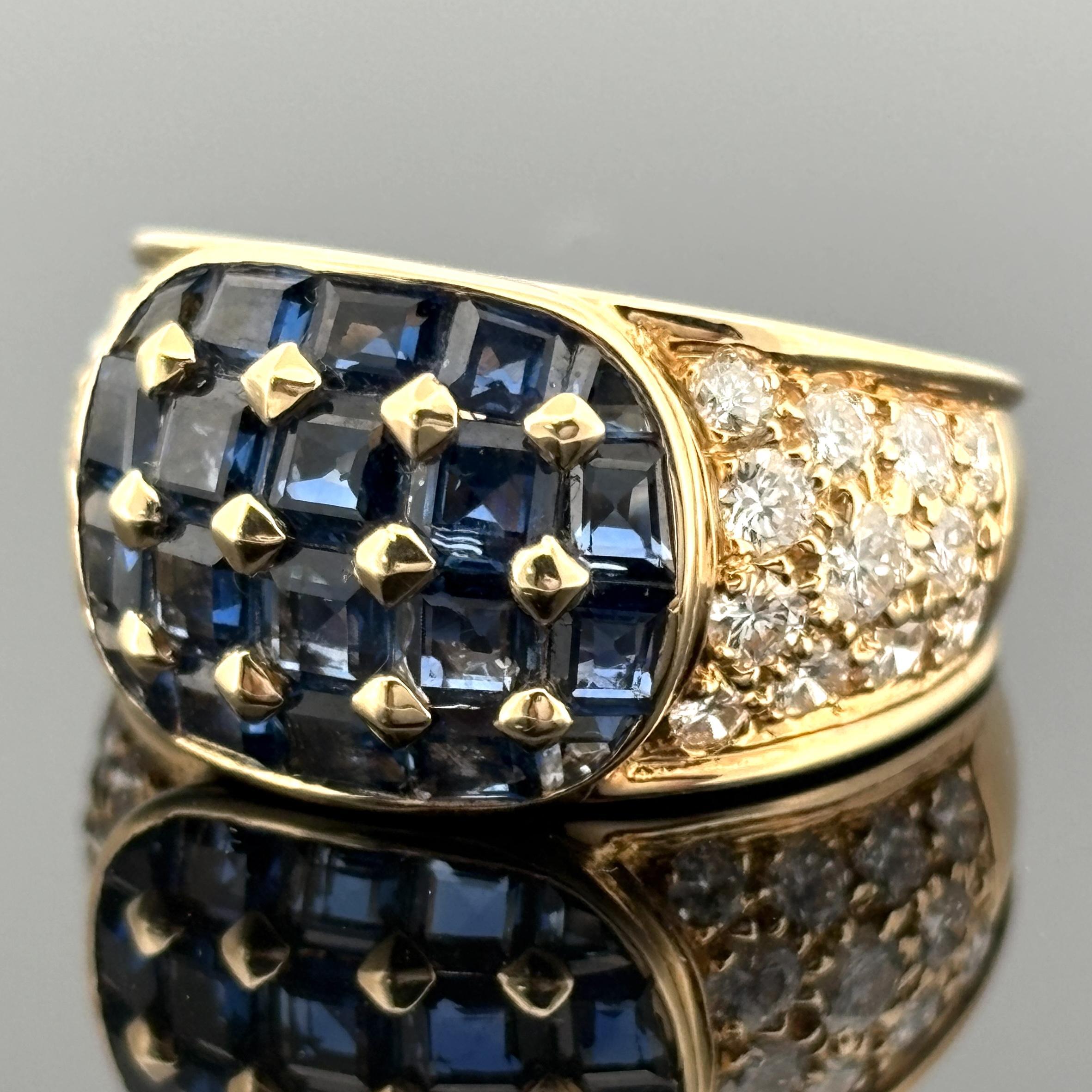 Un design Whiting mettant en valeur des saphirs aux teintes riches et de fins diamants blancs, réalisé en or jaune 18 carats massif.

Saphirs - environ 2,00 carats au total, taille carrée, richement colorés et presque propres à la loupe.
Diamants -