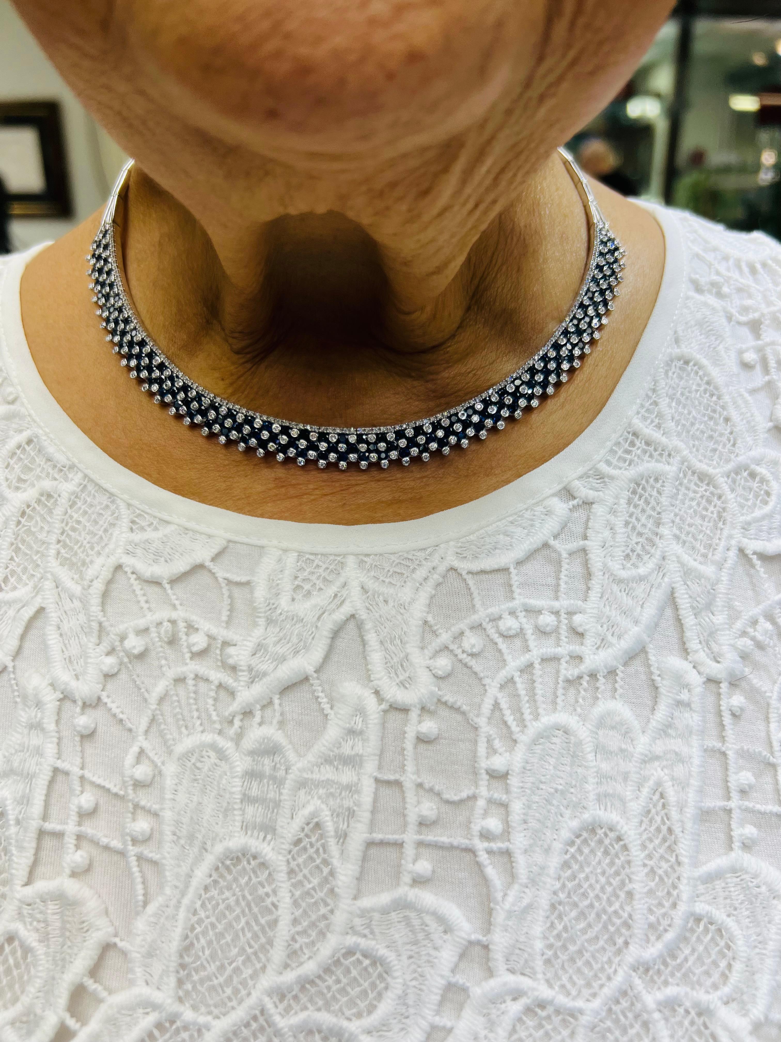Estate Blue Sapphire Diamond Collier aus Weißgold, CIRCA 2000.

Die Estate Blue Sapphire Diamond White Gold Necklace, circa 2000, ist ein Beispiel für die Schnittmenge von Luxus und Handwerkskunst im zeitgenössischen Schmuckdesign. Dieses Stück ist