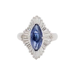 Bague cocktail en platine, saphir bleu marquise et diamant blanc