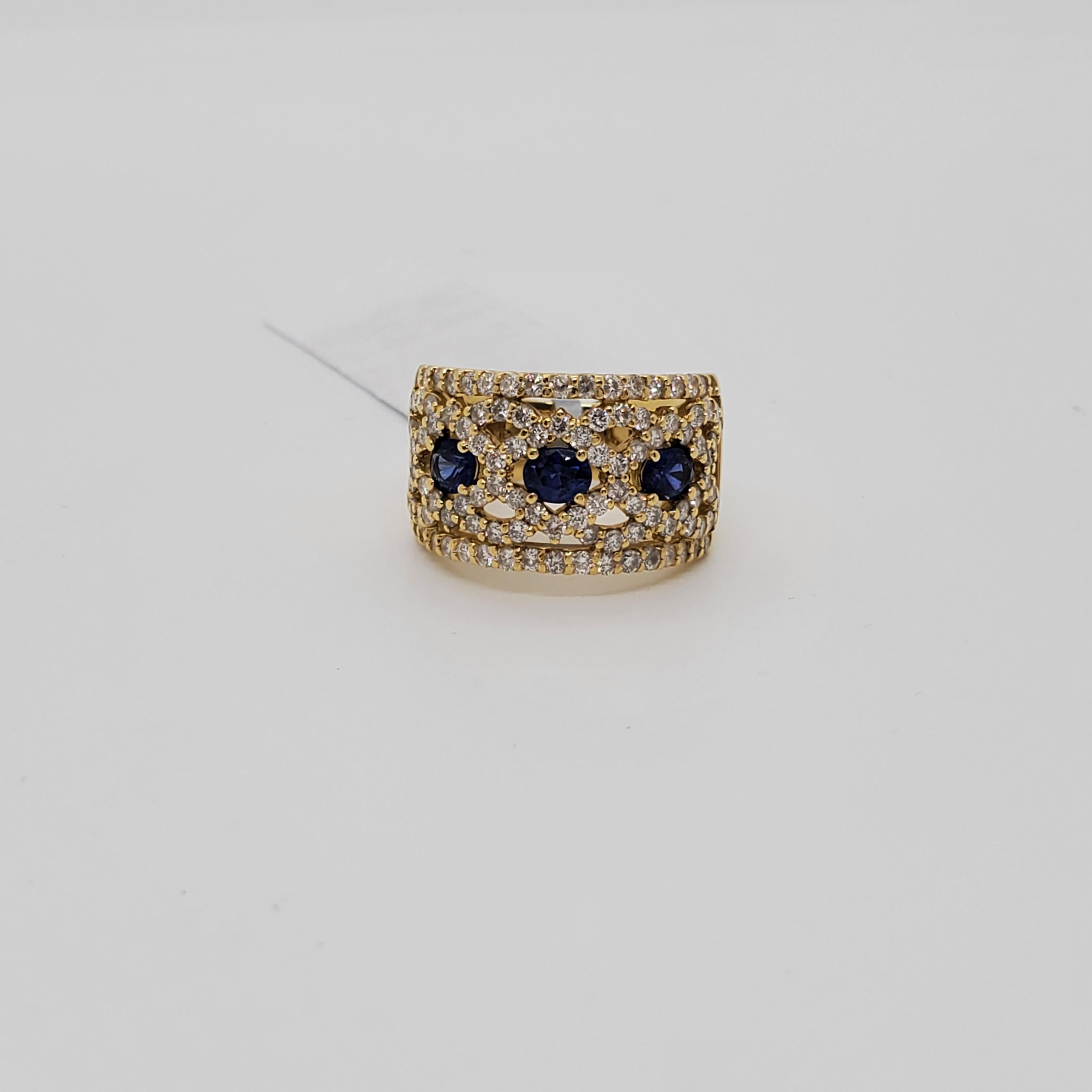 Estate Blue Sapphire Oval and White Diamond Band Ring in 18k Yellow Gold In Excellent Condition In Los Angeles, CA