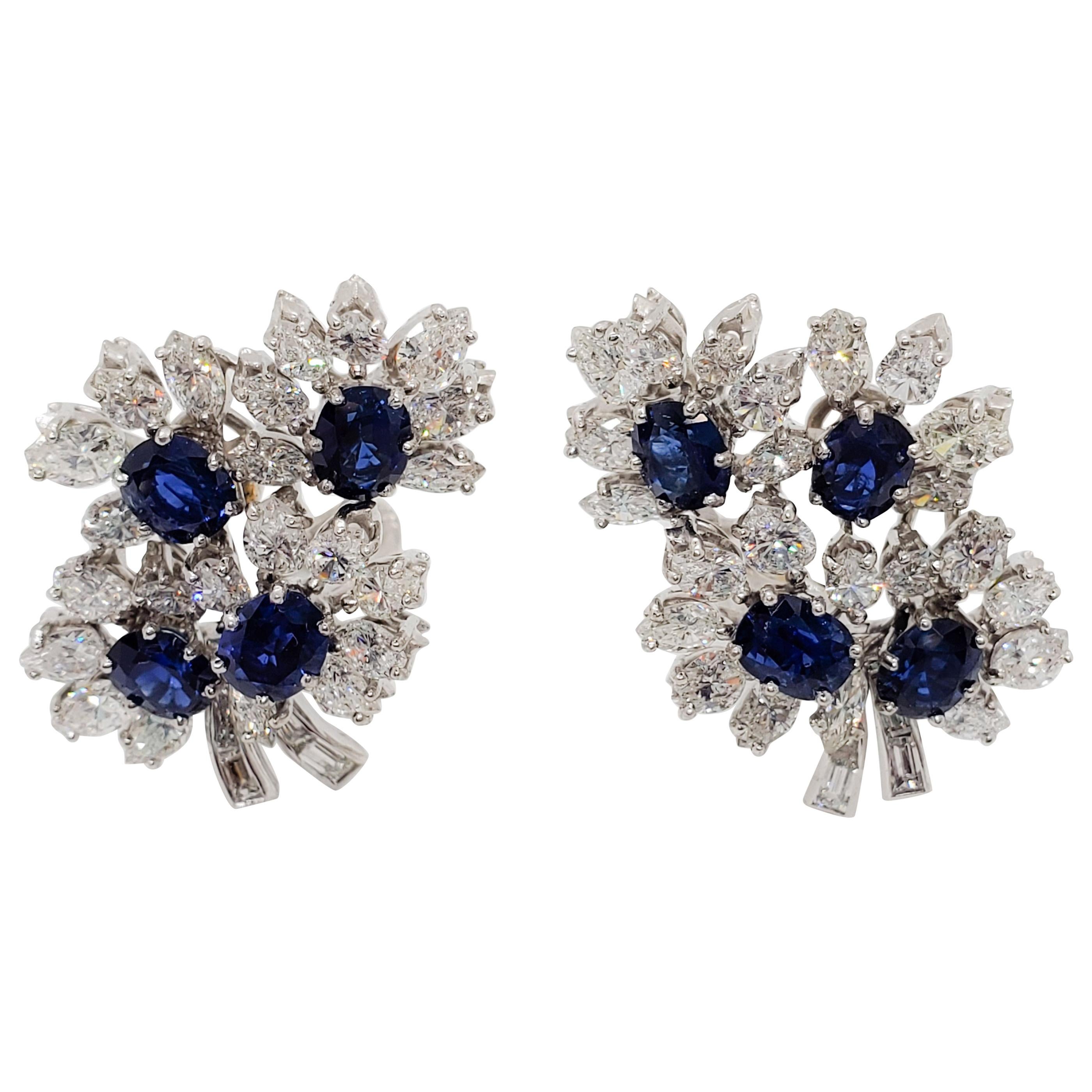 Boucles d
oreilles en platine avec grappe de saphirs bleus ovales et diamants blancs en grappe