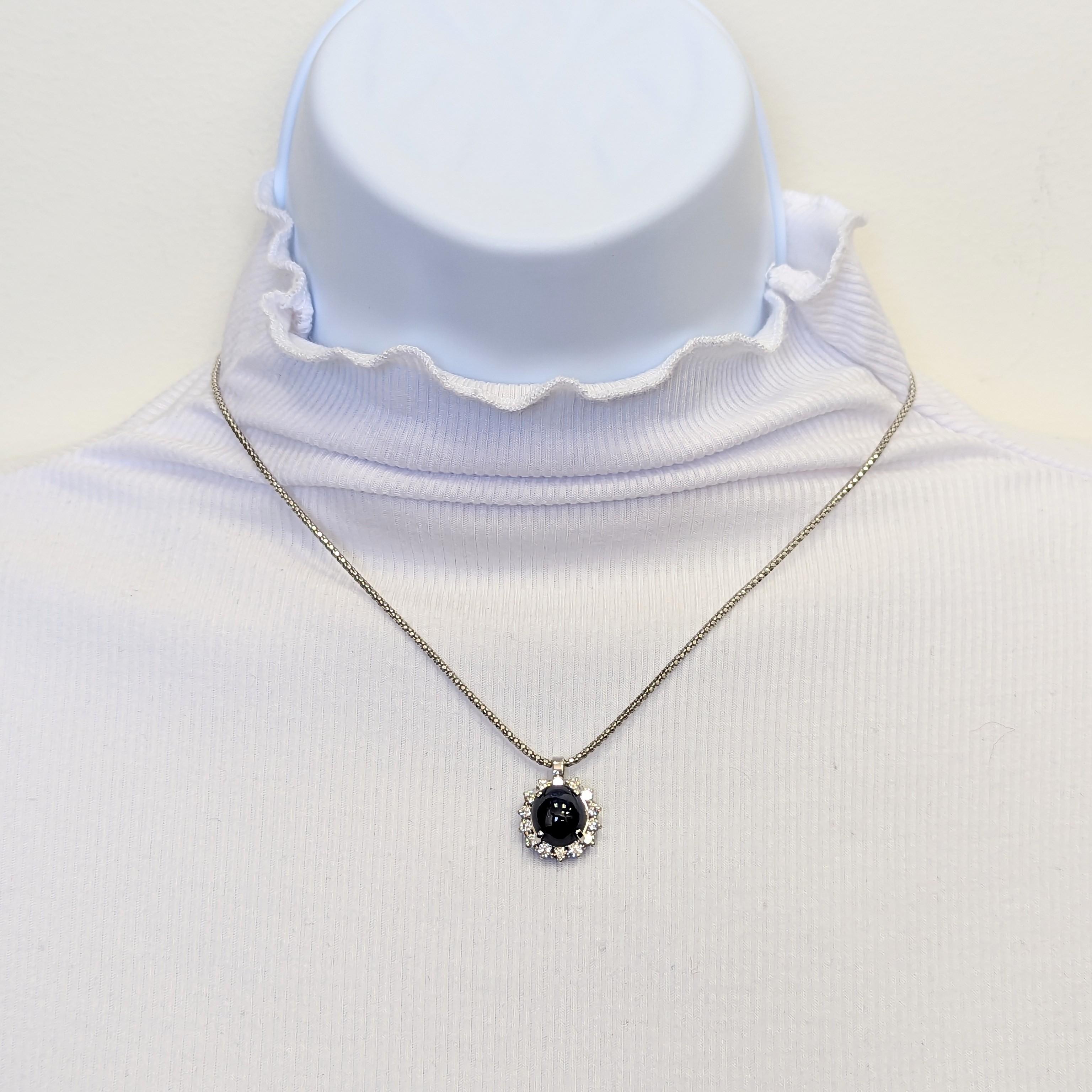 Wunderschöner ovaler blauer Saphir von 8,73 Karat mit runden weißen Diamanten von 0,30 Karat in 18 Karat Weißgold.  Diese 18-Zoll-Halskette hat Charme und Charakter, perfekt für jede Gelegenheit zu tragen!